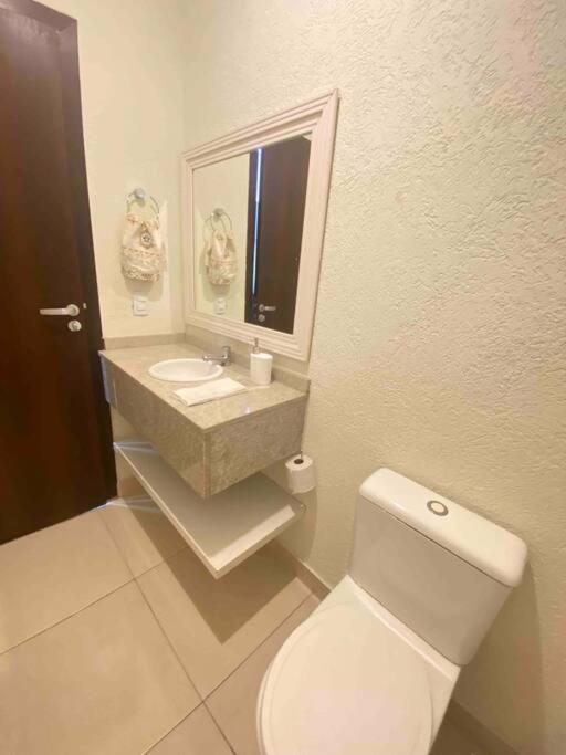 Sobrado espaçoso em Santa felicidade