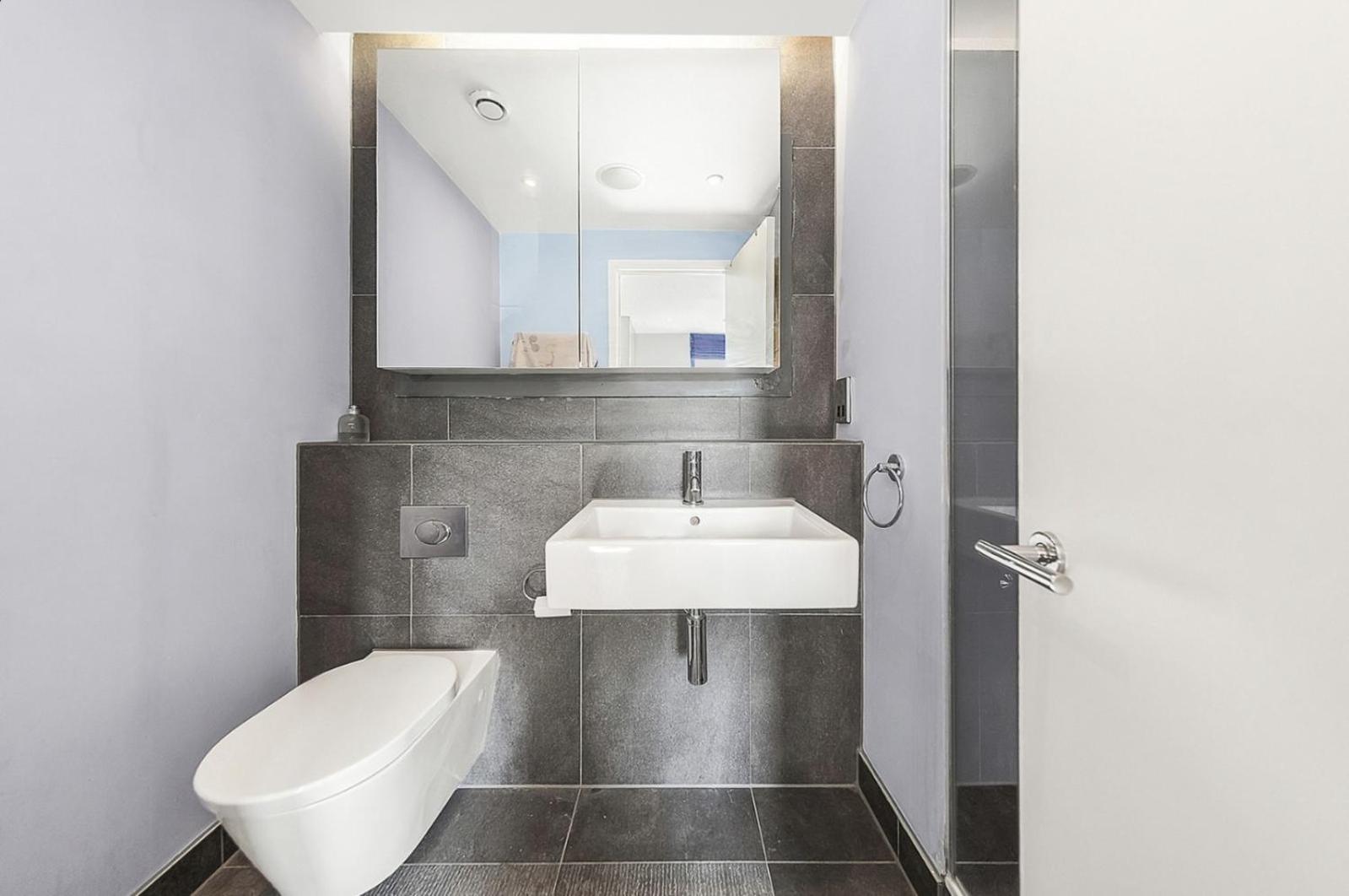 King beds apartment with en-suite, private balcony and elevator by iconic Portobello Market