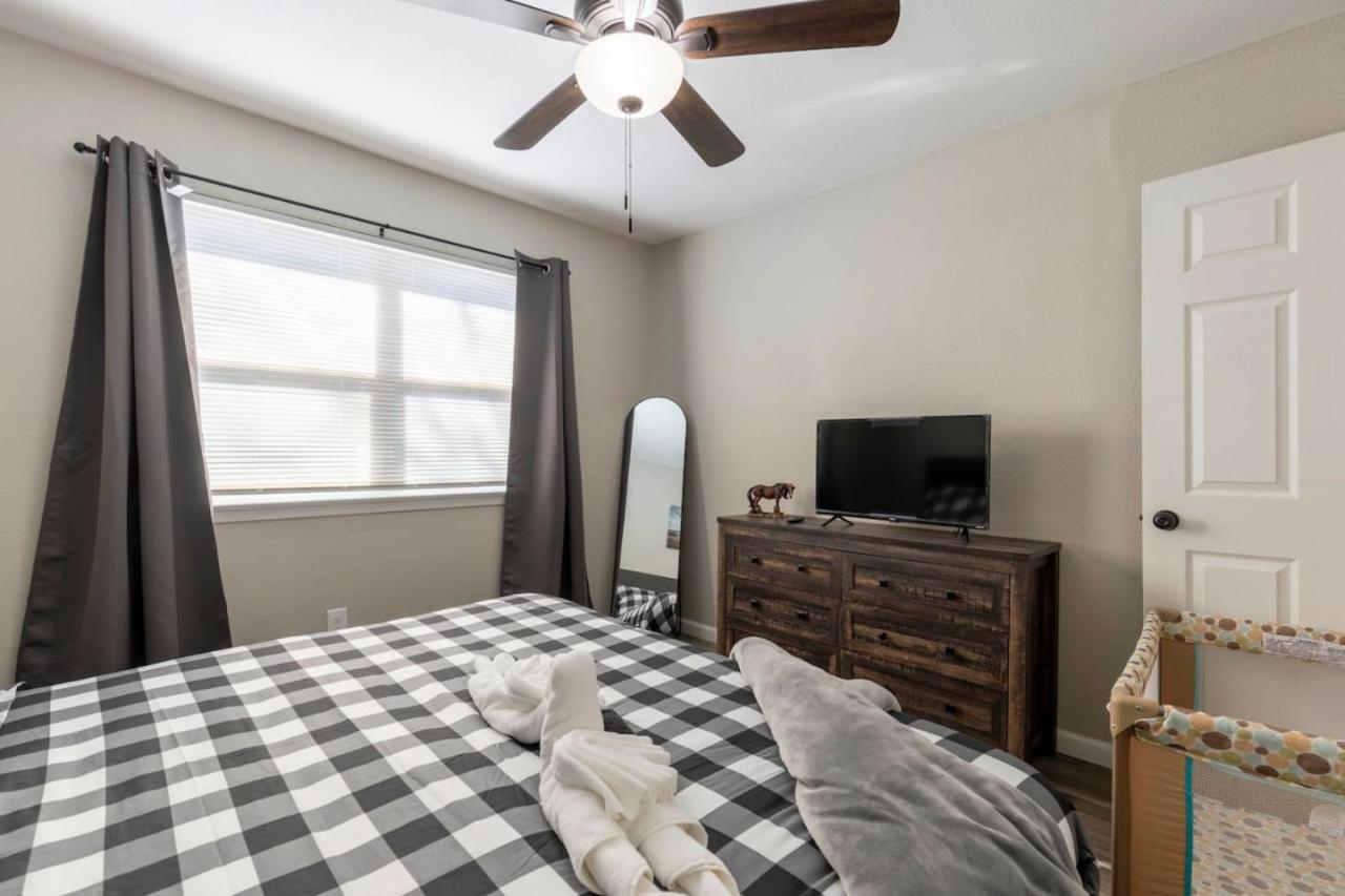 Lux Modern Getaway with ATT Stadium Views and King Bed