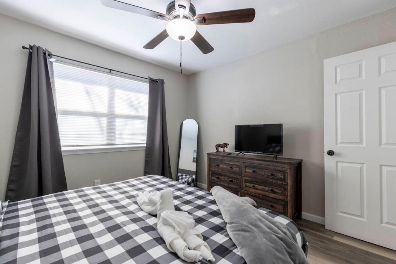 Lux Modern Getaway with ATT Stadium Views and King Bed