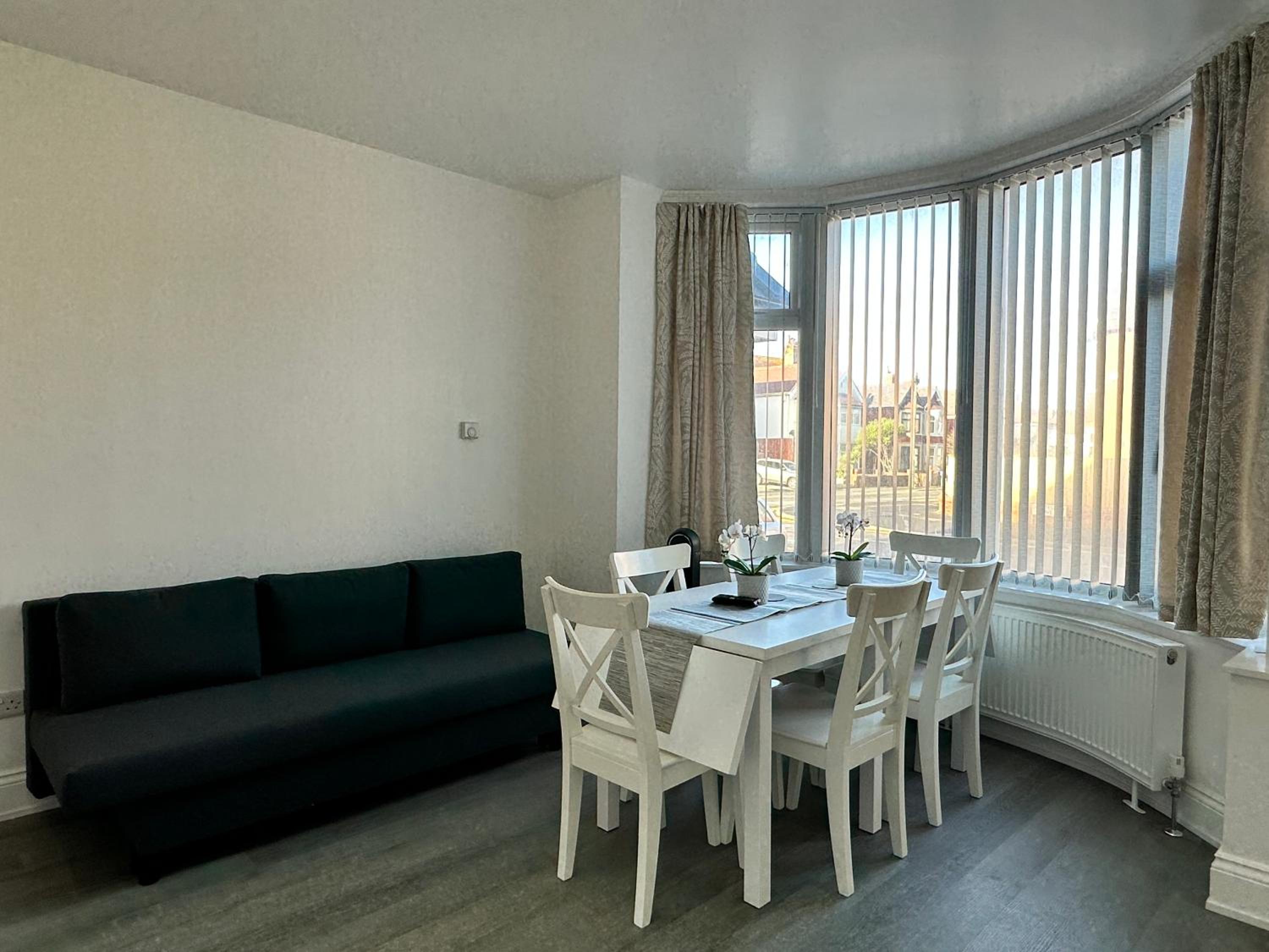 Granada Apartments Holmfield Rd