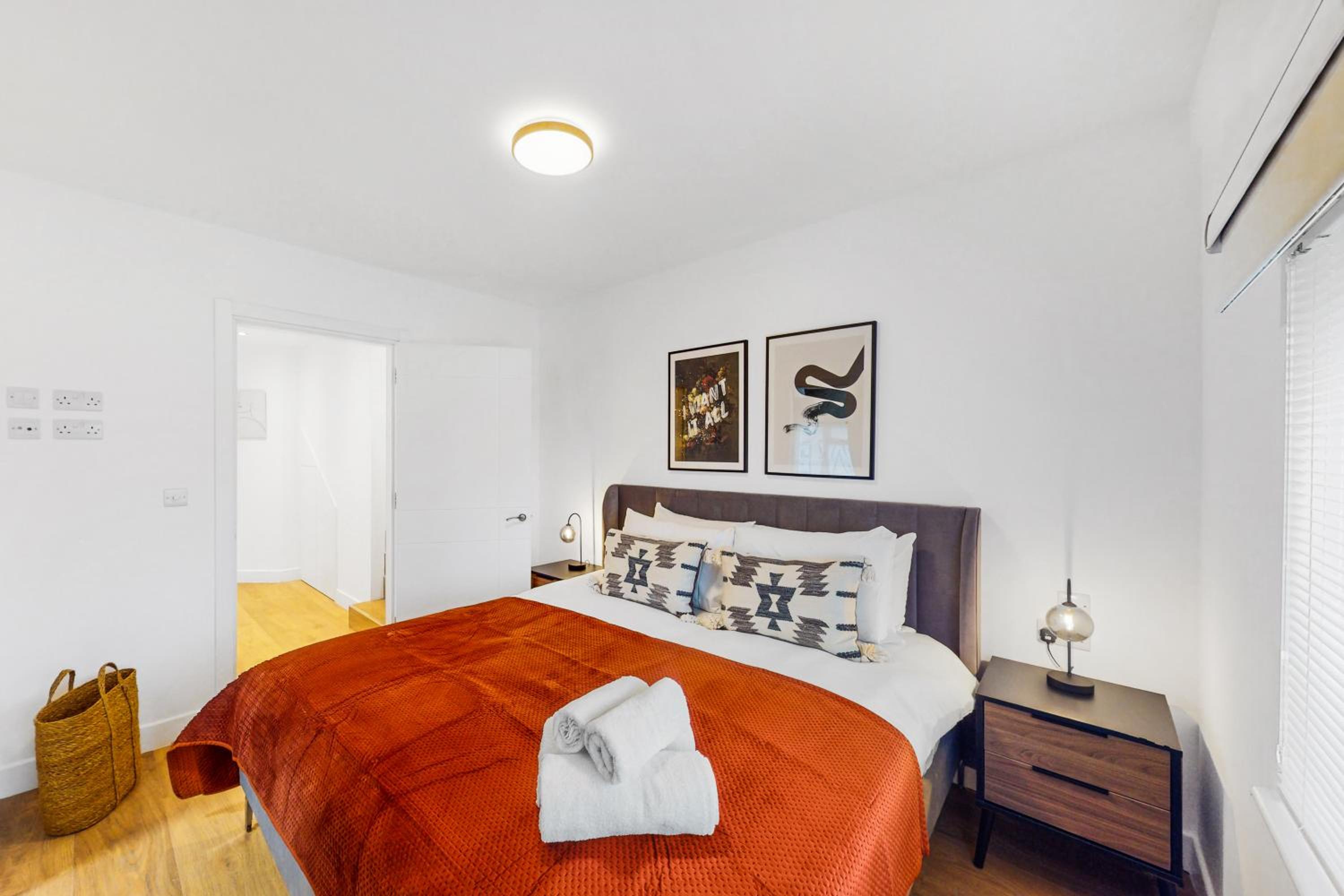 Stylish & Spacious Modern Apartments near Dalston Kingsland Station - by Short Stories London