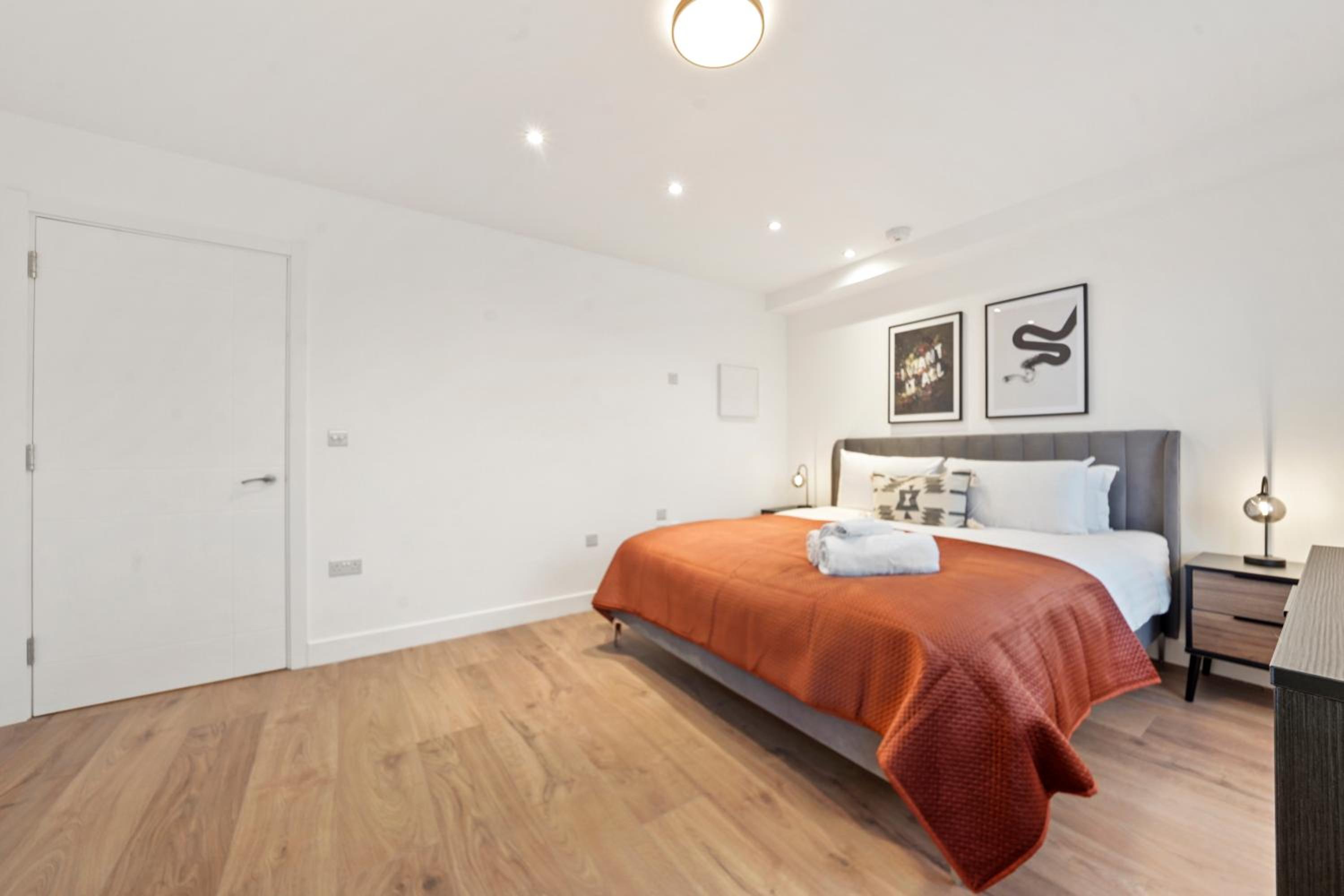 Stylish & Spacious Modern Apartments near Dalston Kingsland Station - by Short Stories London