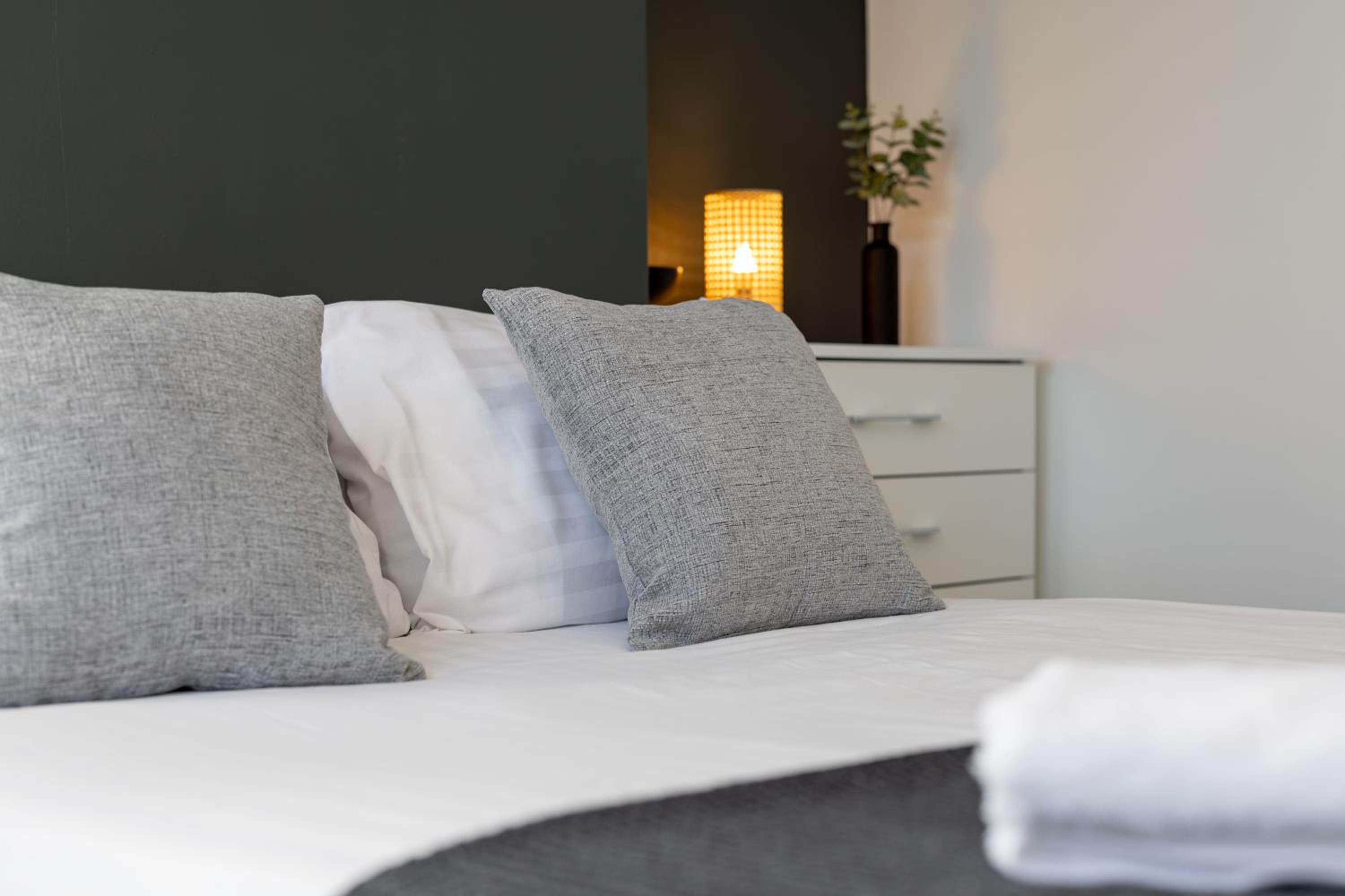 St Davids House - Air Host & Stay - 4 Bedrooms - Contractor Friendly