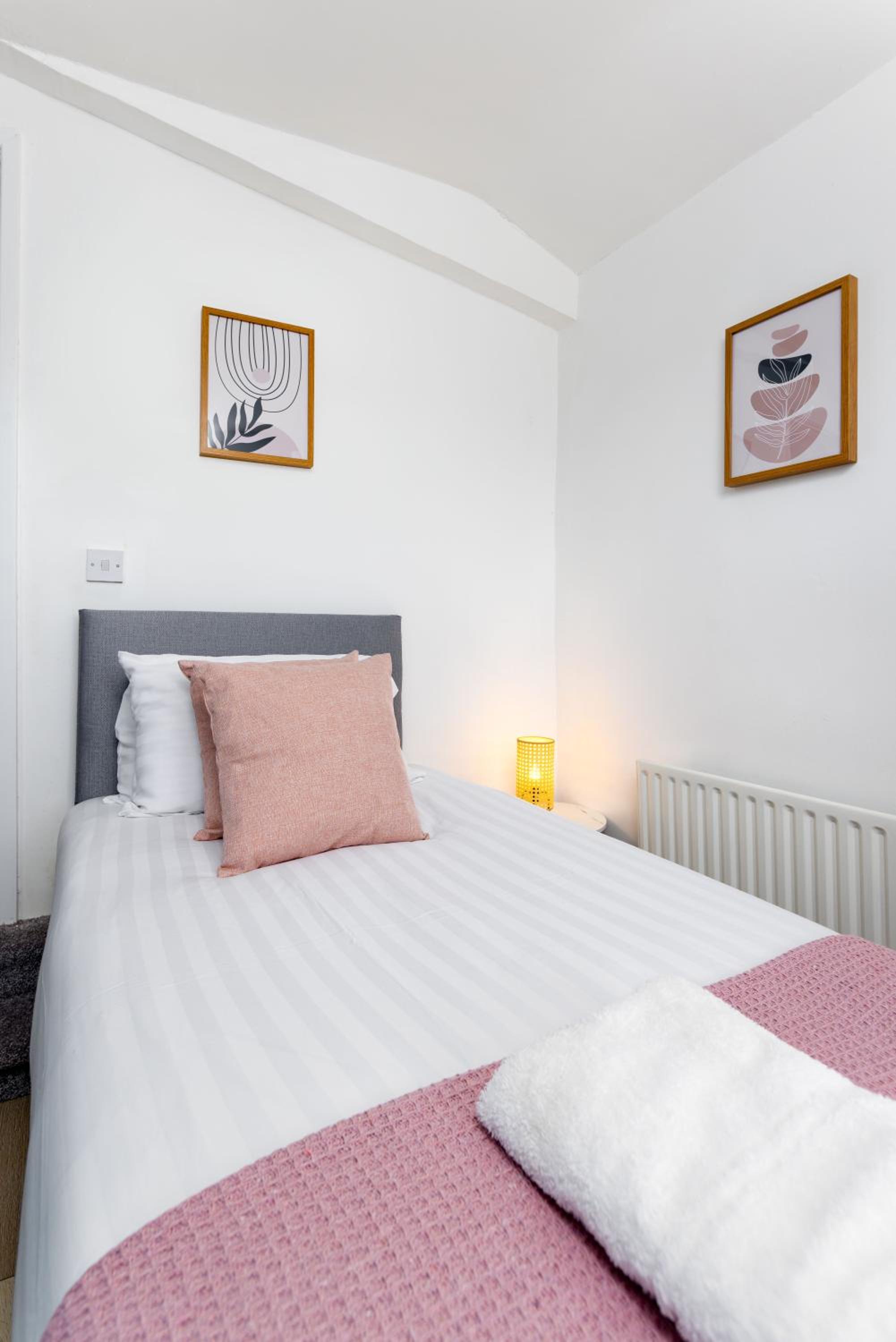 St Davids House - Air Host & Stay - 4 Bedrooms - Contractor Friendly