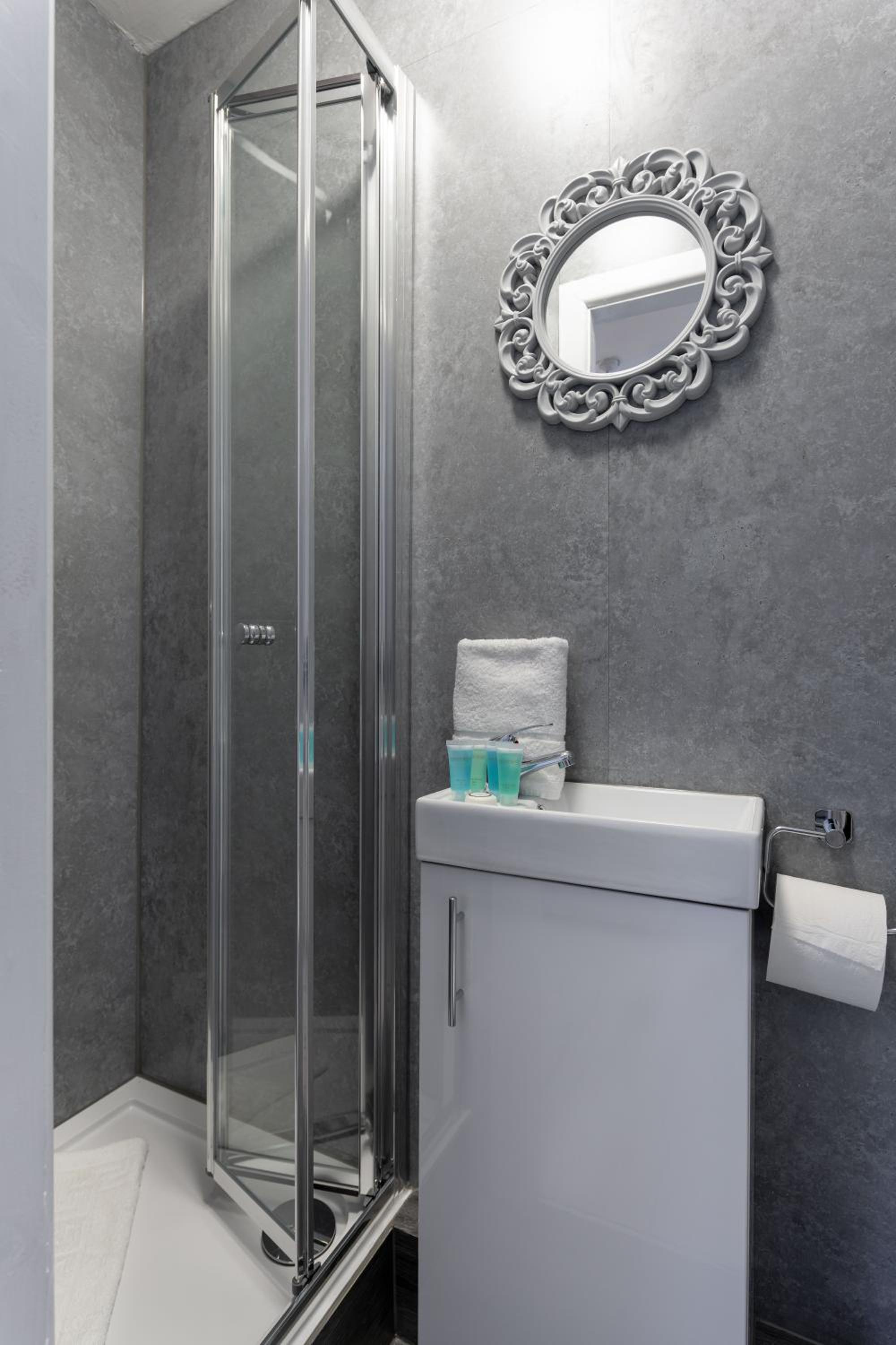 St Davids House - Air Host & Stay - 4 Bedrooms - Contractor Friendly