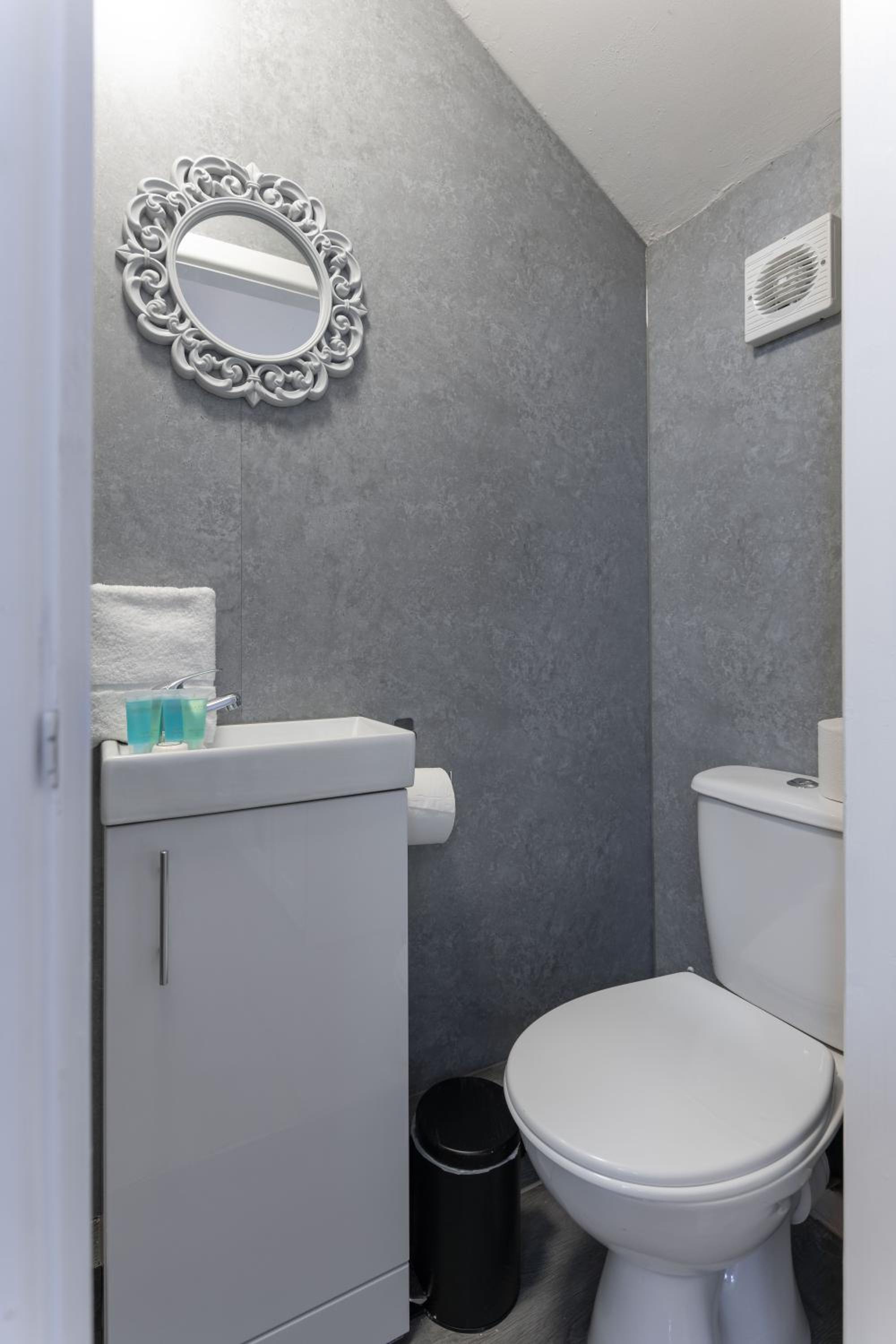 St Davids House - Air Host & Stay - 4 Bedrooms - Contractor Friendly