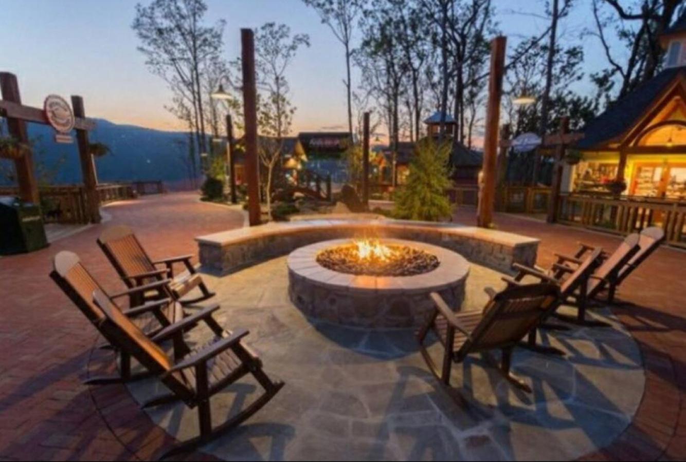 Lovely Gatlinburg Condo w Pool Private Heart Tub view 4