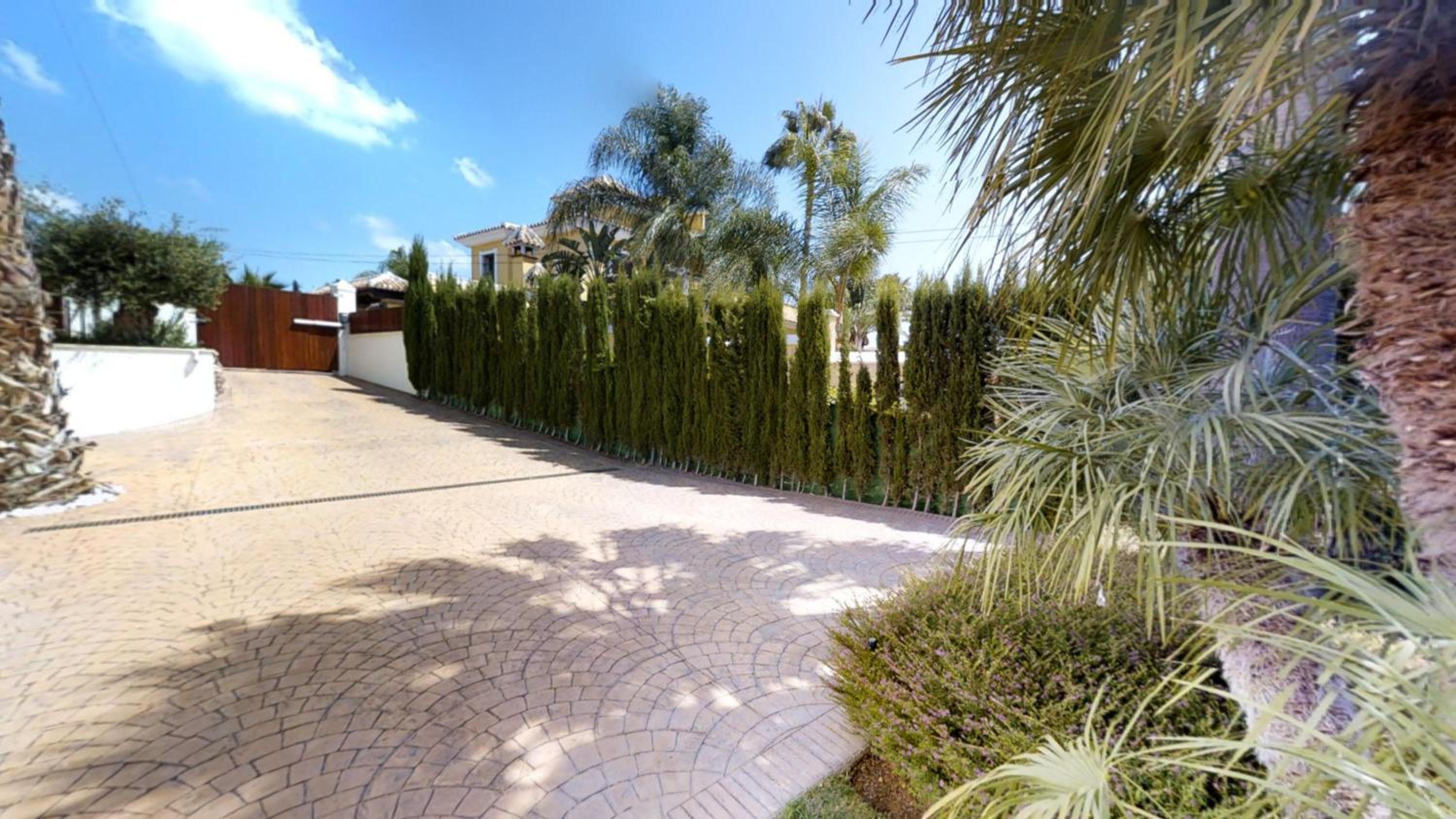 Marbella Vacations - Exquisite Villa Near Beach - Heated Pool - Property Image 22