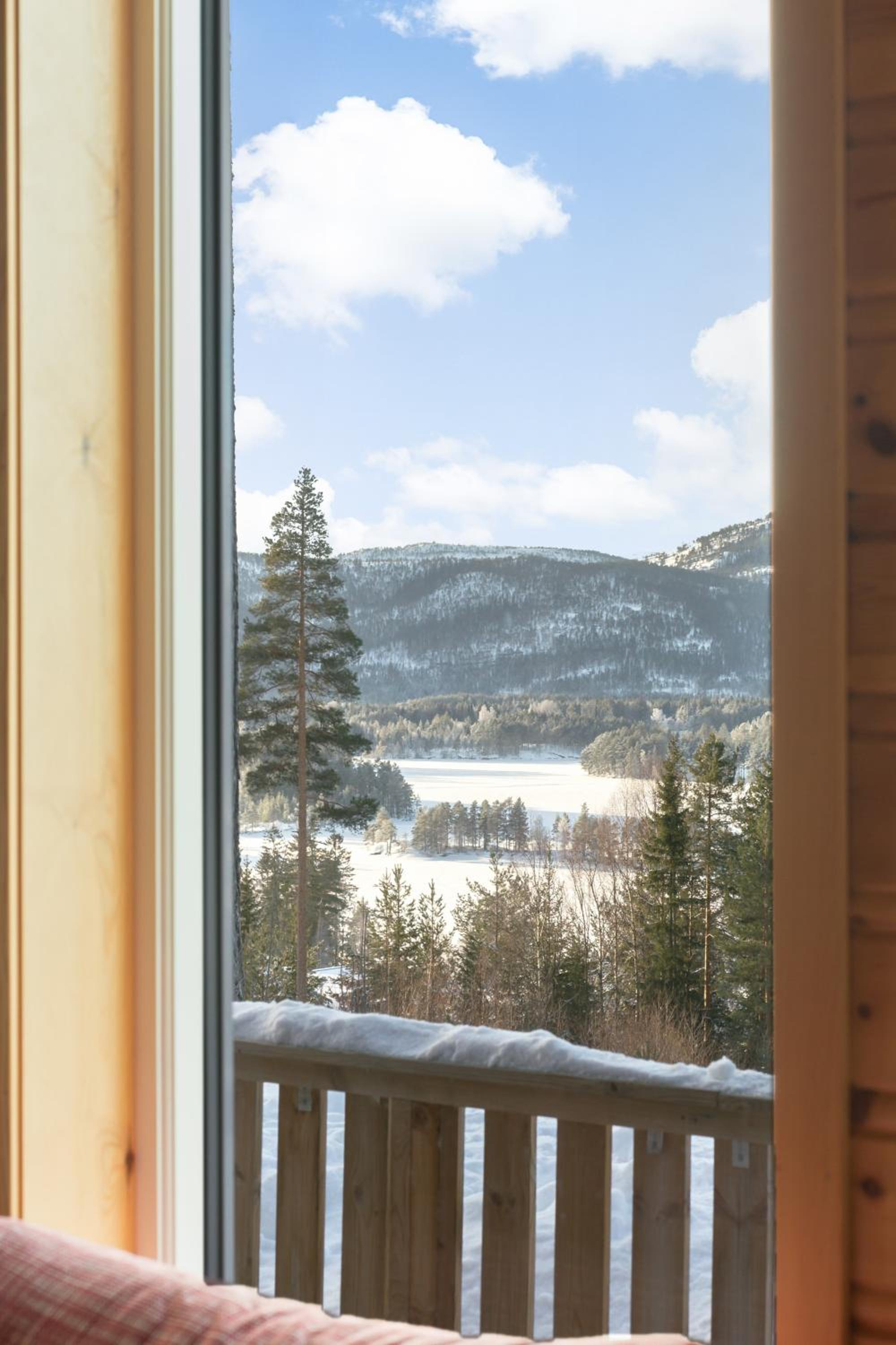 Accessible Nature Cabin with Lake & Mountain Views - Solstråle Hytte