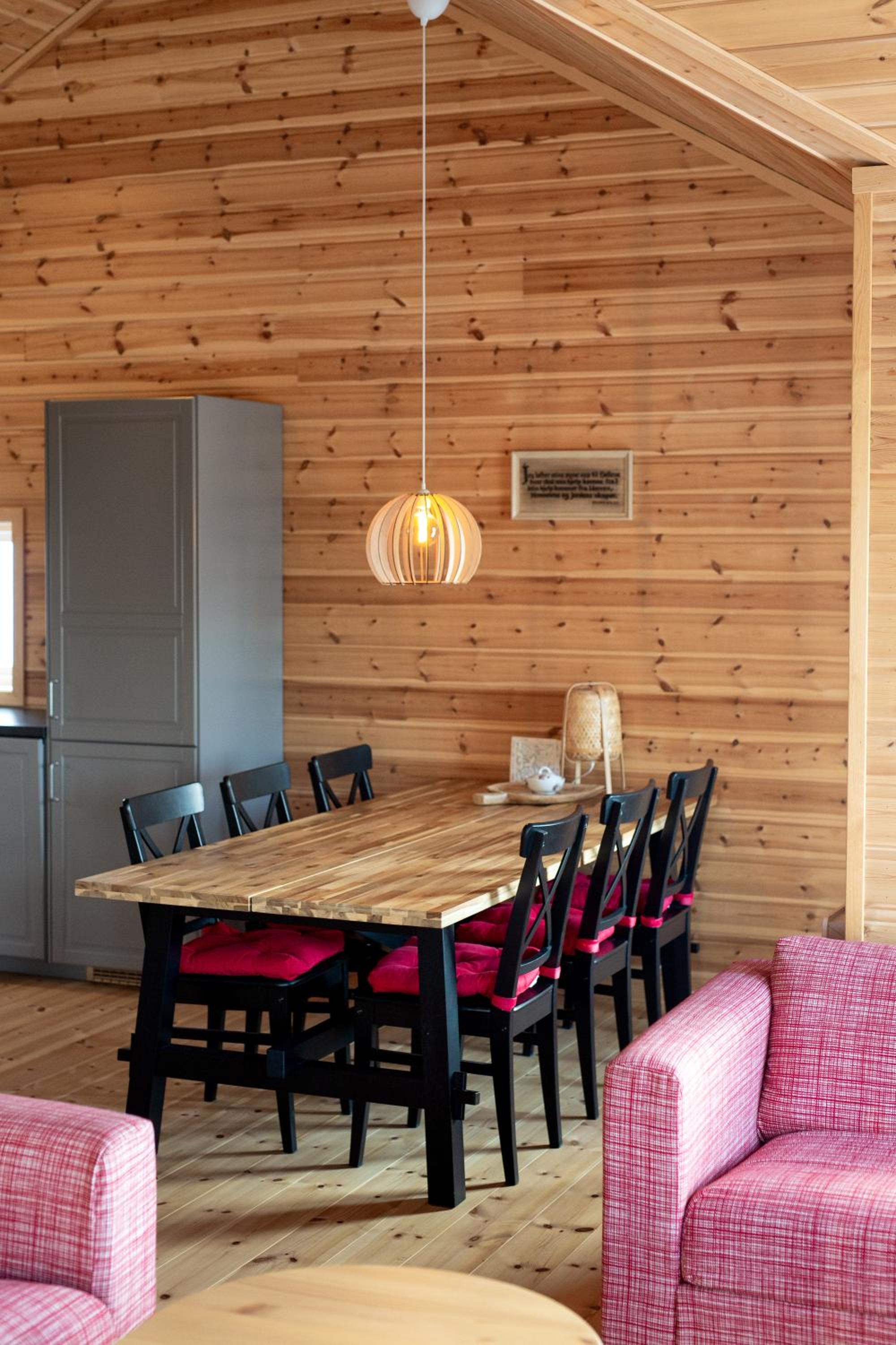 Accessible Nature Cabin with Lake & Mountain Views - Solstråle Hytte