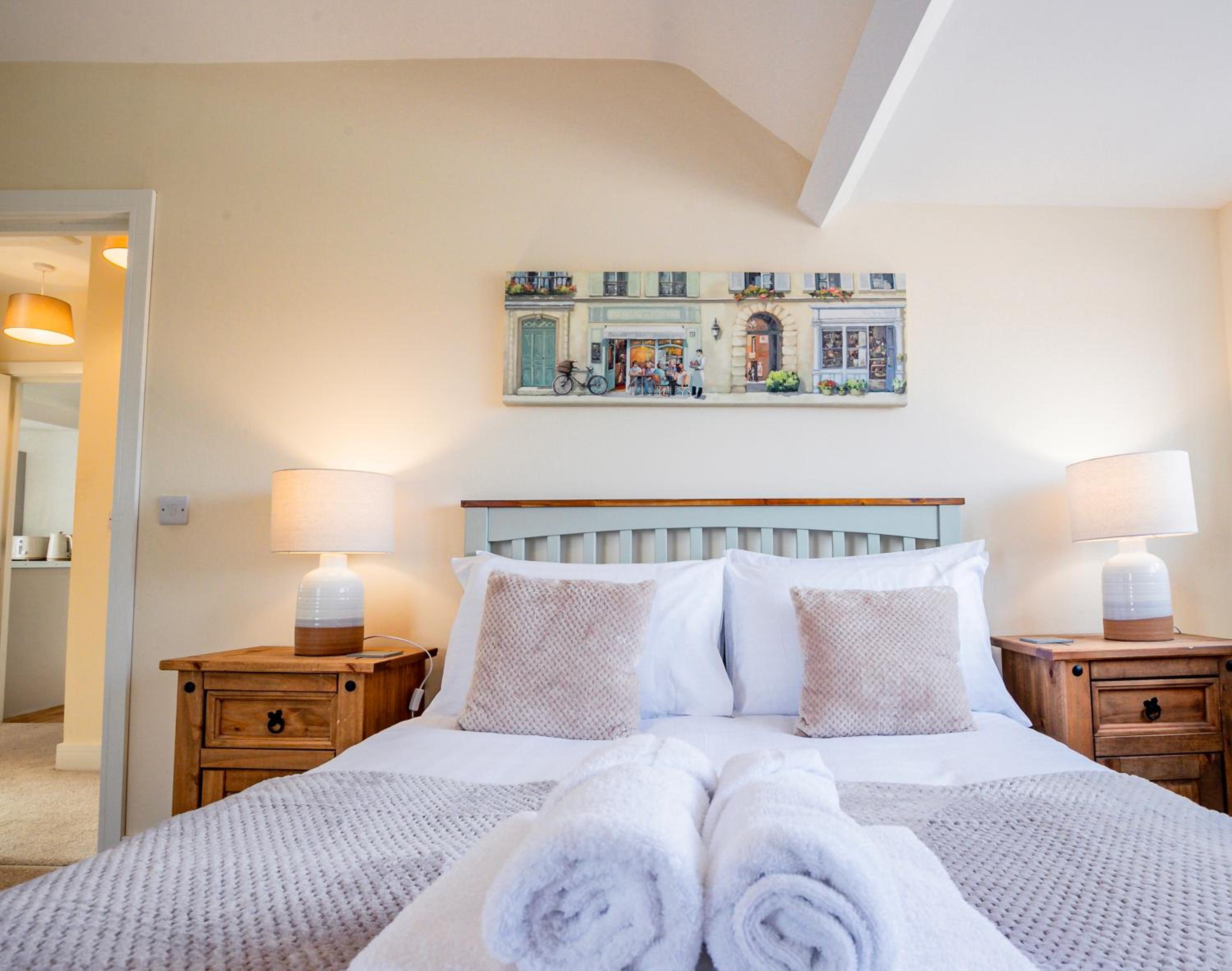 Bright, Modern Apartment in City Centre with Private Driveway Parking view 3