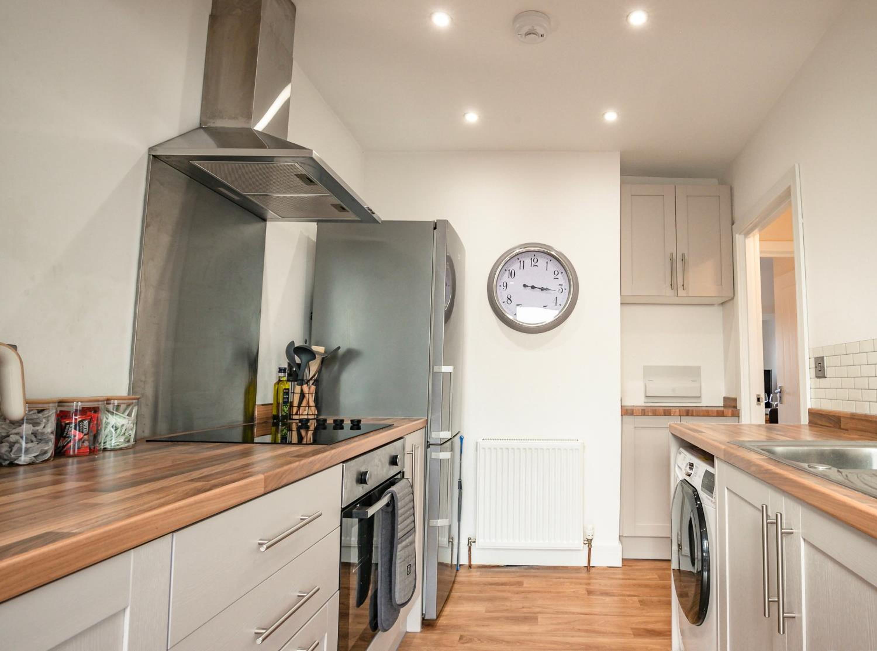 Bright, Modern Apartment in City Centre with Private Driveway Parking view 5