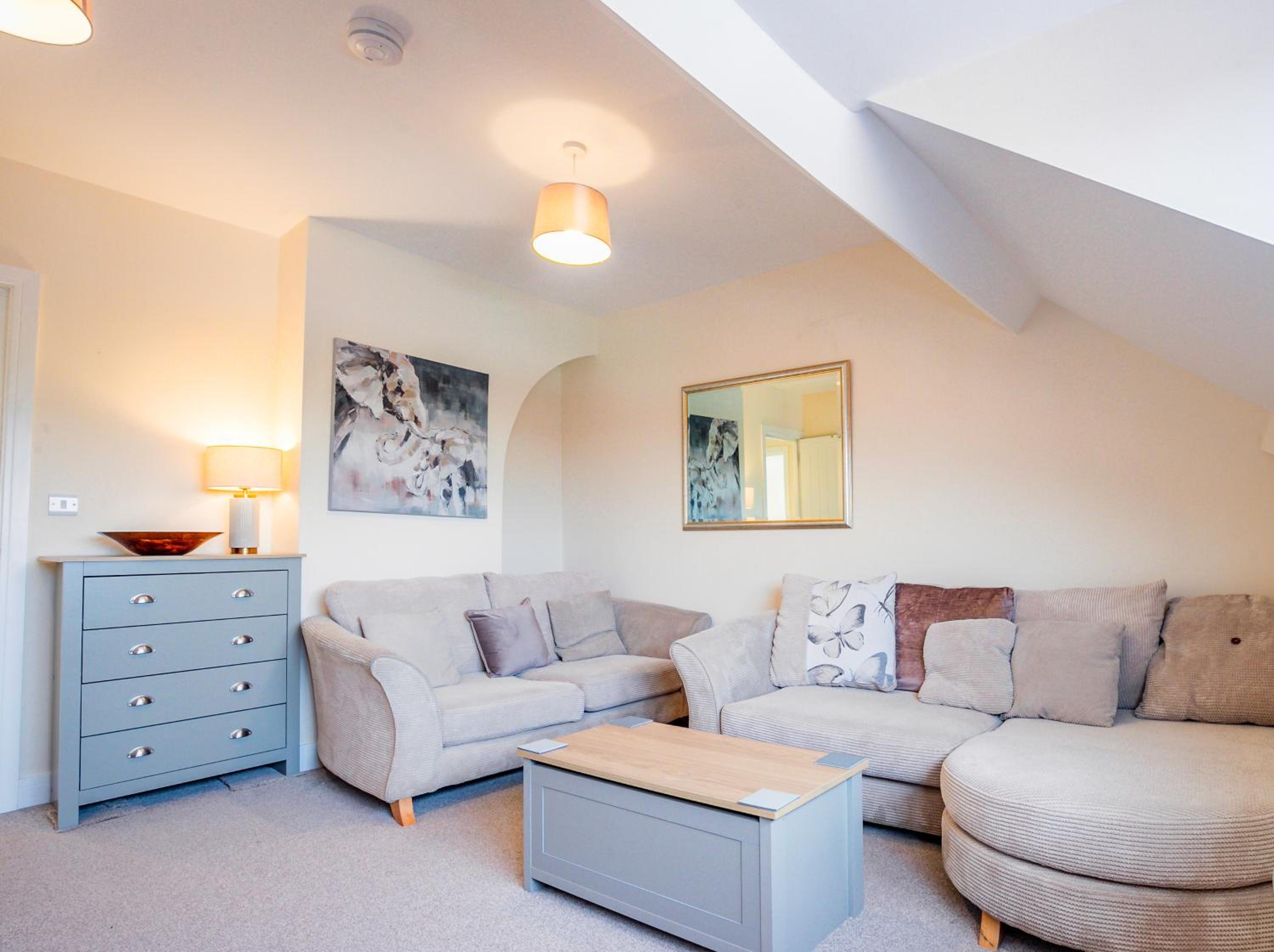 Bright, Modern Apartment in City Centre with Private Driveway Parking view 4