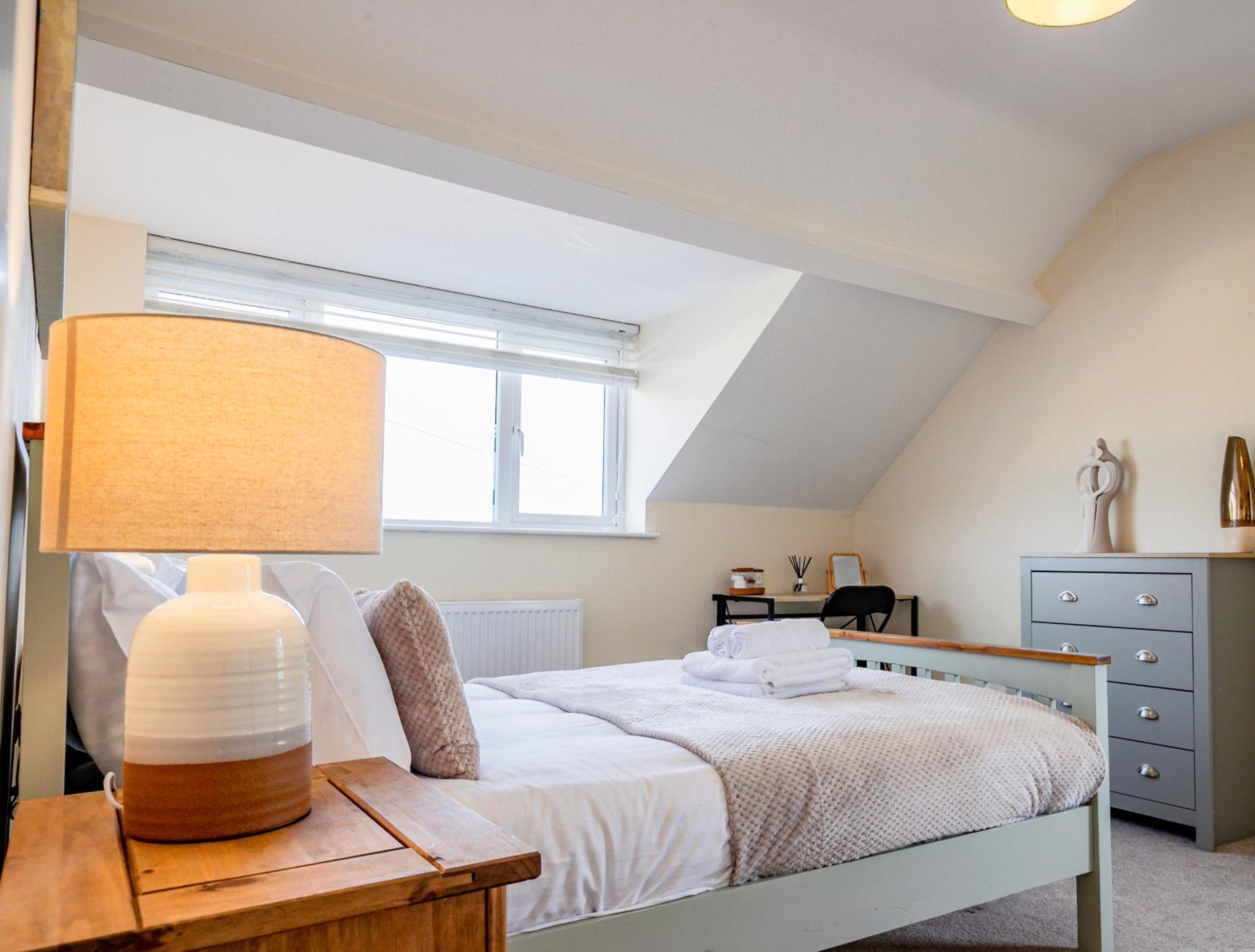 Bright, Modern Apartment in City Centre with Private Driveway Parking view 2