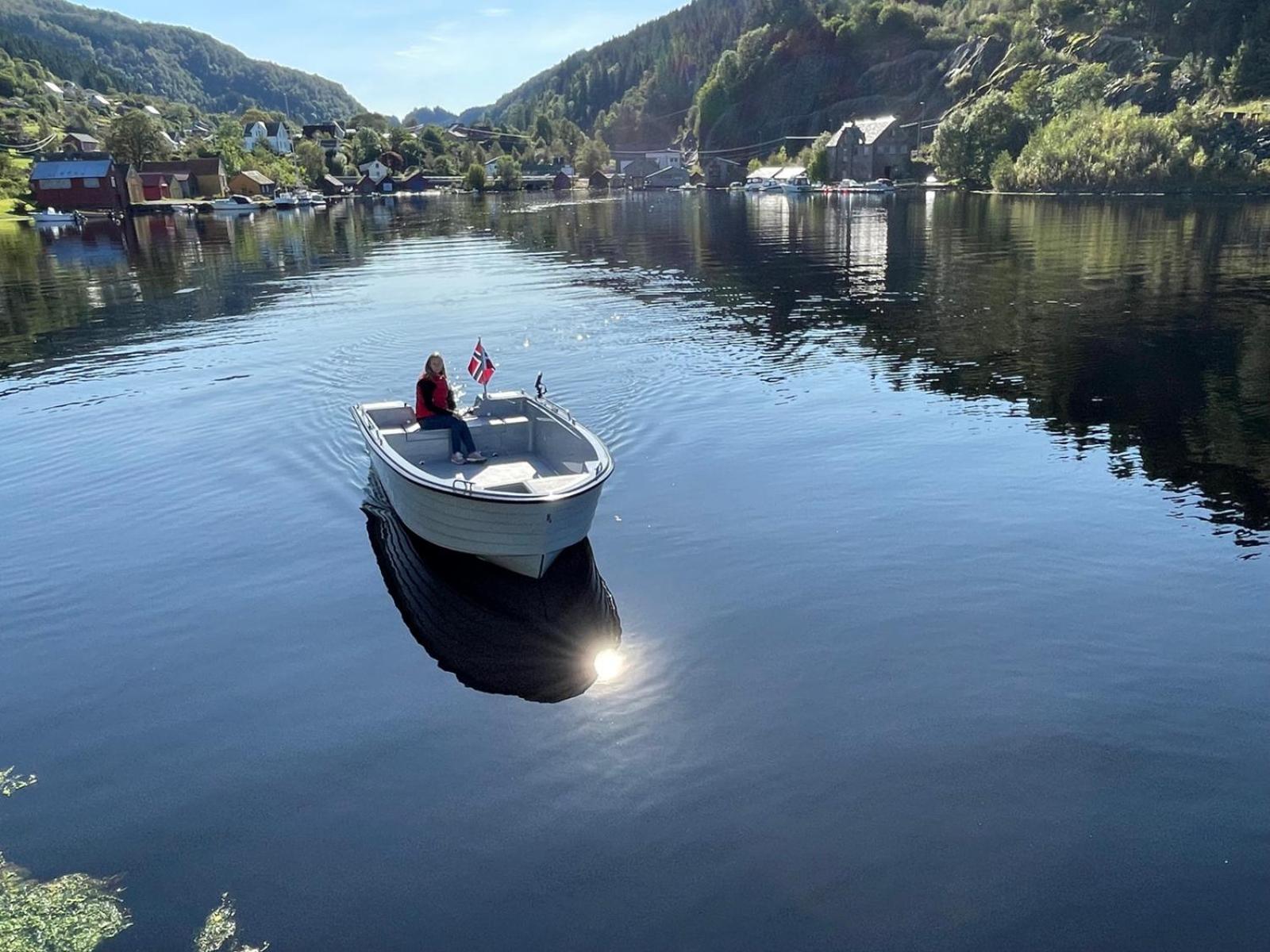 Sjötun Fjord Cabin, with boat view 4