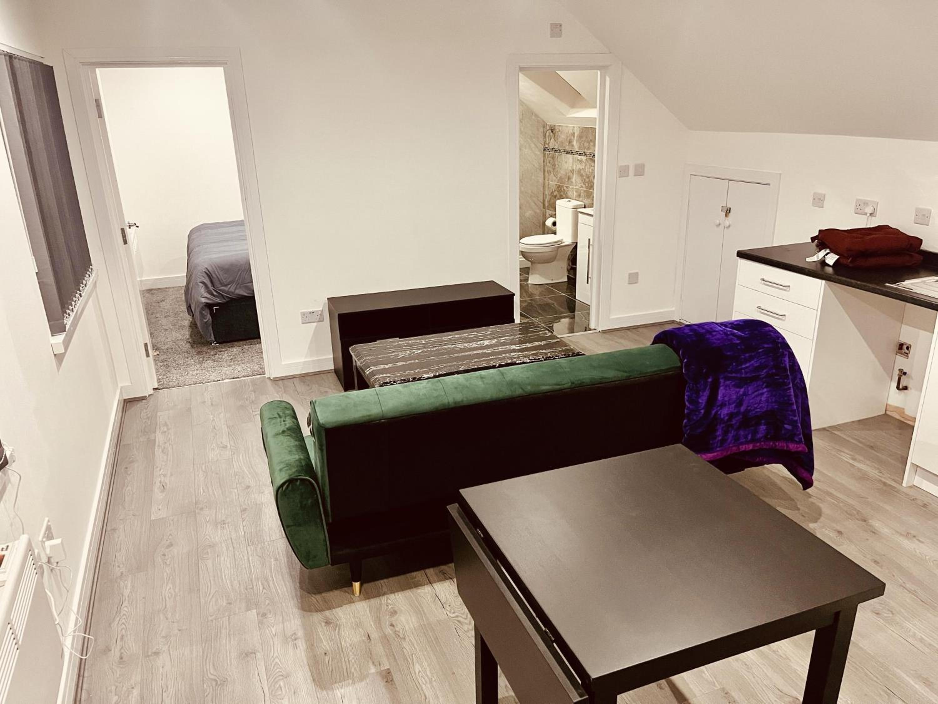 Birmingham Apt-Sleeps 4-Walk to City Centre-Pets view 2