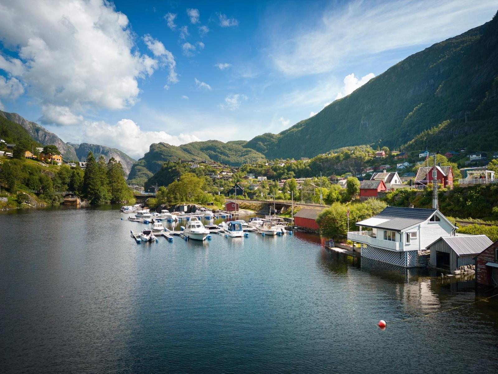 Sjötun Fjord Cabin, with boat view 2