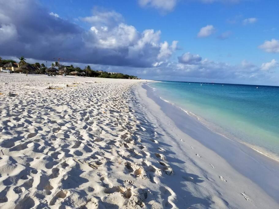 Beautiful Vibes Sun Kiss Serenity your Stylish Apt Just Steps from Eagle Beach