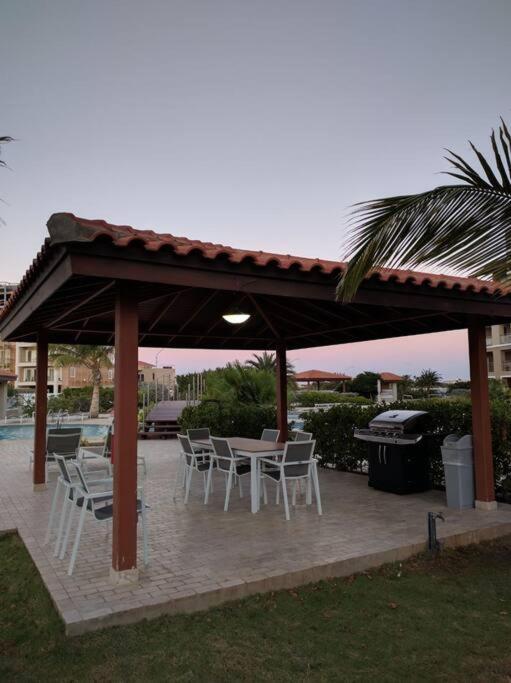 Beautiful Vibes Sun Kiss Serenity your Stylish Apt Just Steps from Eagle Beach