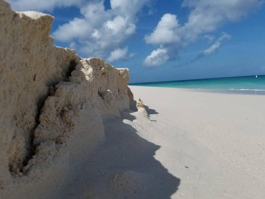 Beautiful Vibes Sun Kiss Serenity your Stylish Apt Just Steps from Eagle Beach