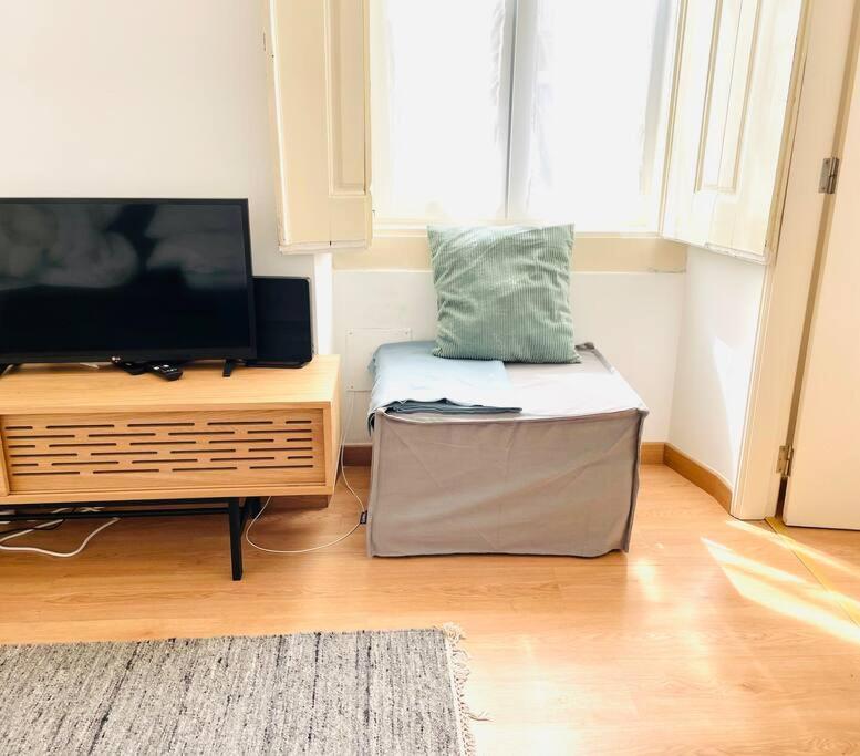RSRC NEW AC Central & Bright 1BR apartment view 3
