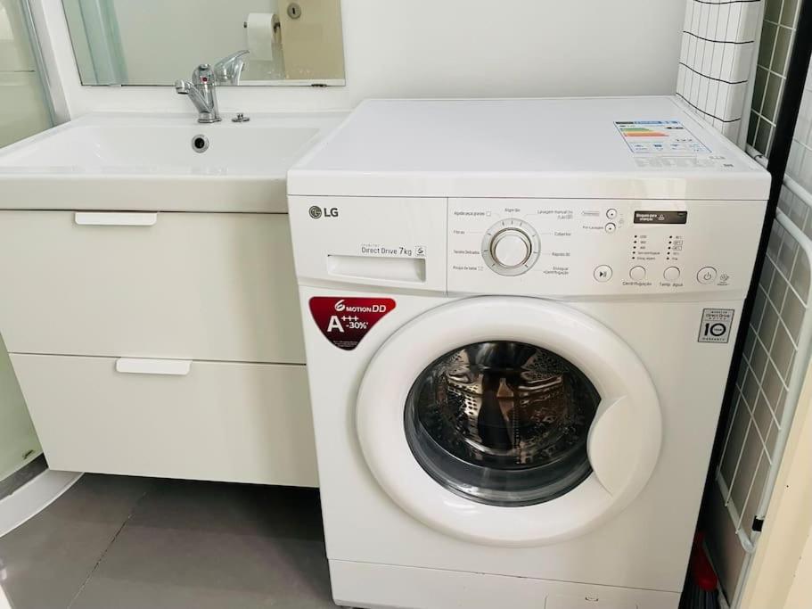 RSRC NEW AC Central & Bright 1BR apartment view 5