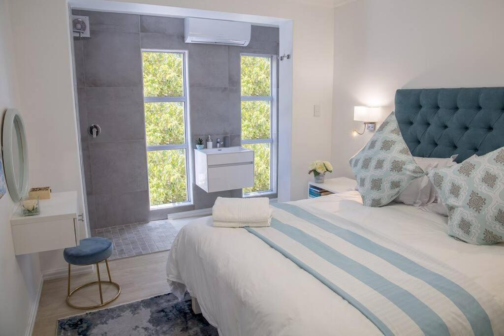 Modern Luxury Beach House view 4