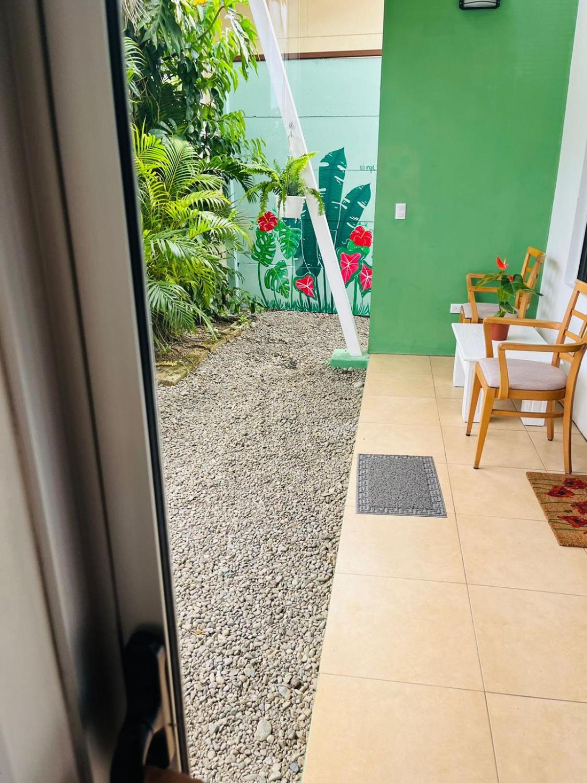 Casita Miss Sam en el Centro de Puerto Viejo