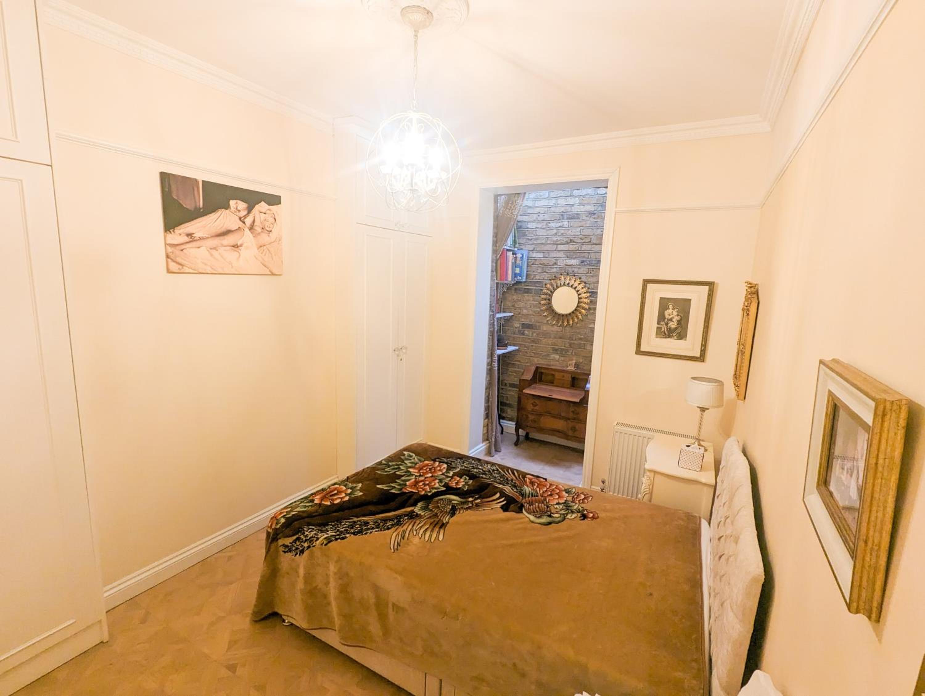 Spacious flat with a garden near tube, train, Thames and the city center