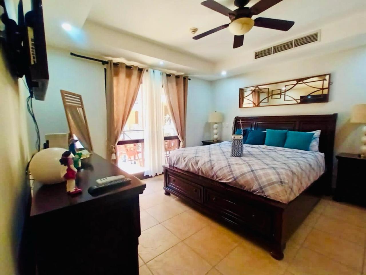 Apartamento de Lujo en Playa Jacó, Frente al Mar, Wifi, AC, Parqueo Privado y Piscinas