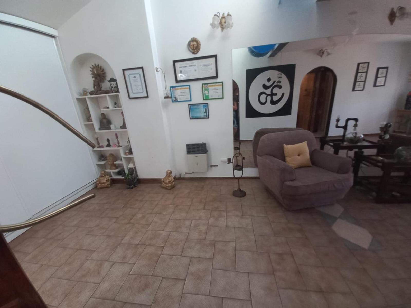 Departamento interno con dos camas individuales