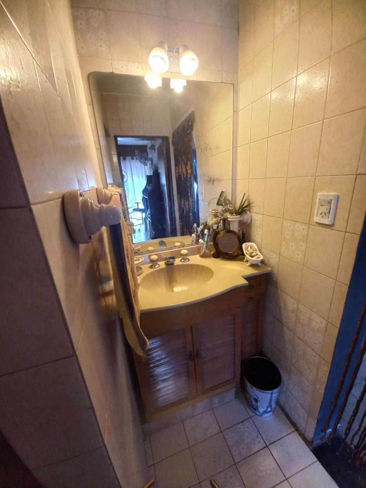 Departamento interno con dos camas individuales
