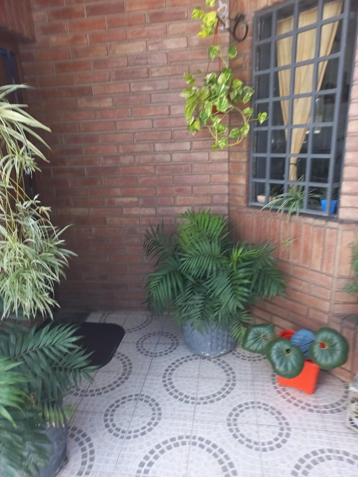Departamento interno con dos camas individuales