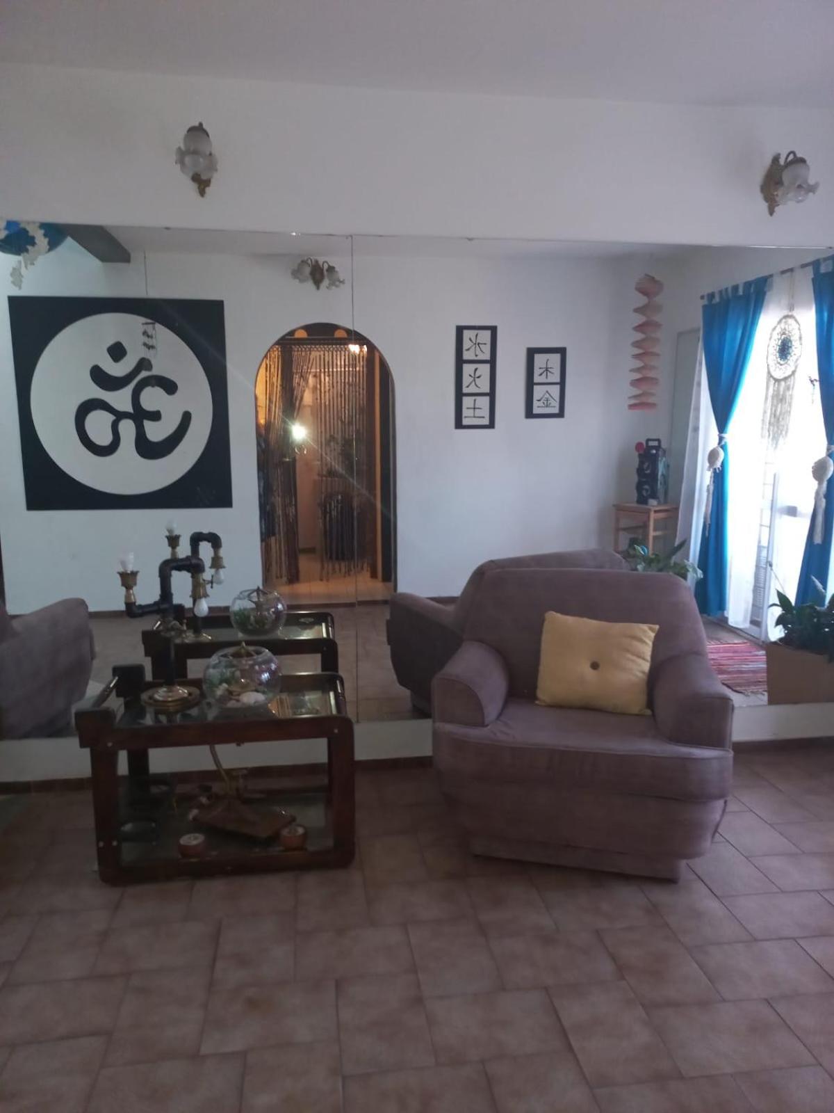 Departamento interno con dos camas individuales