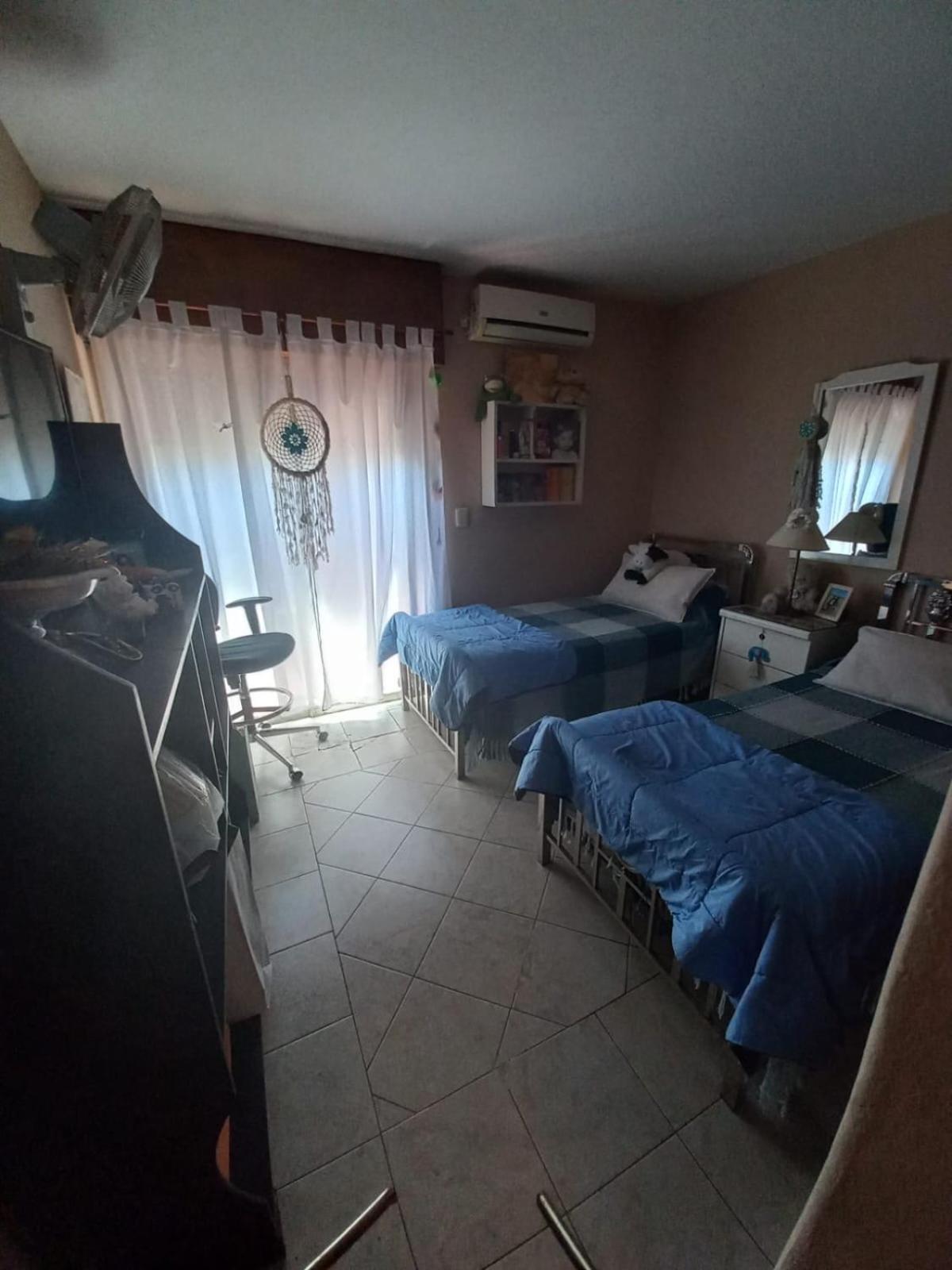 Departamento interno con dos camas individuales