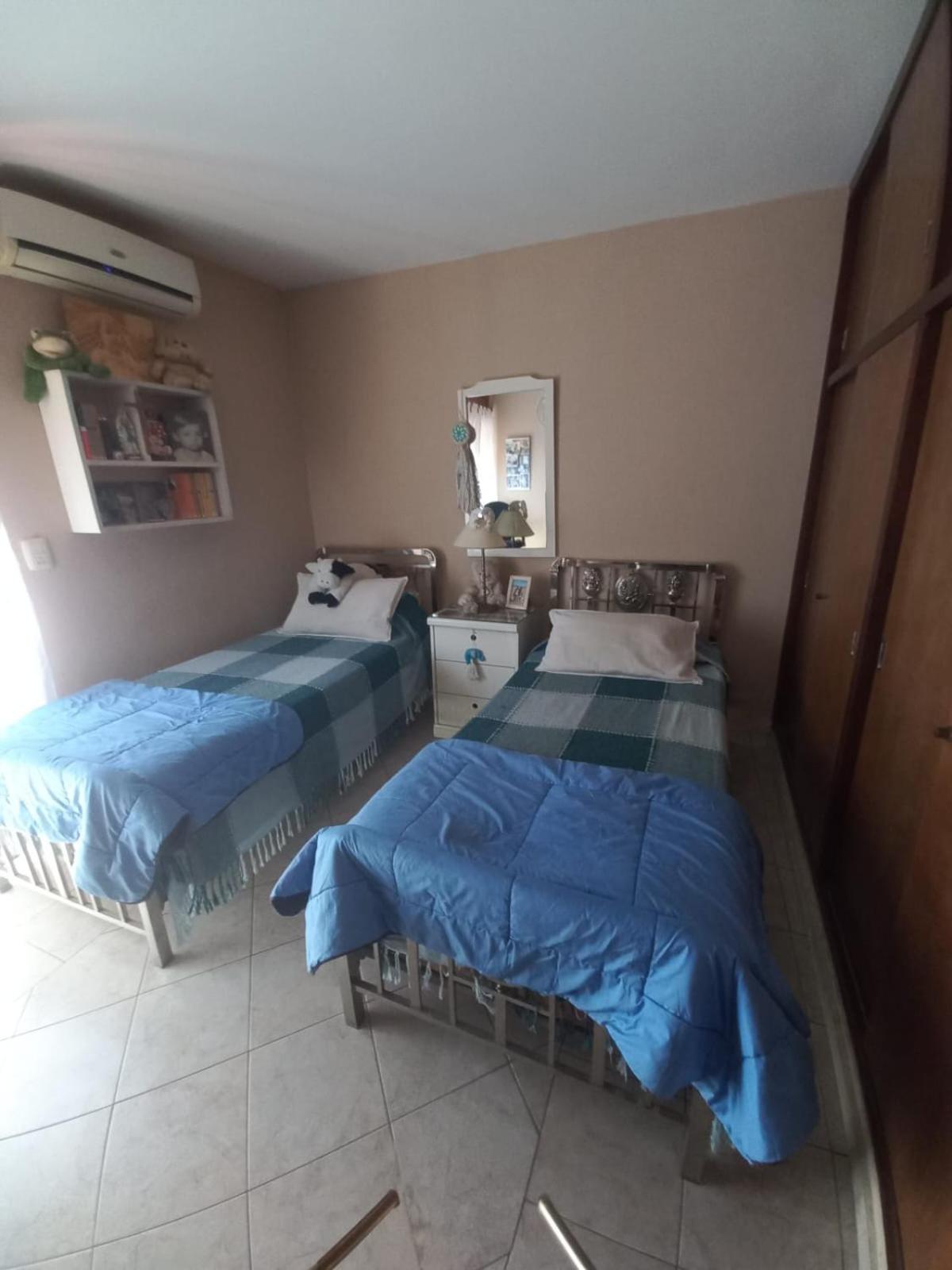 Departamento interno con dos camas individuales