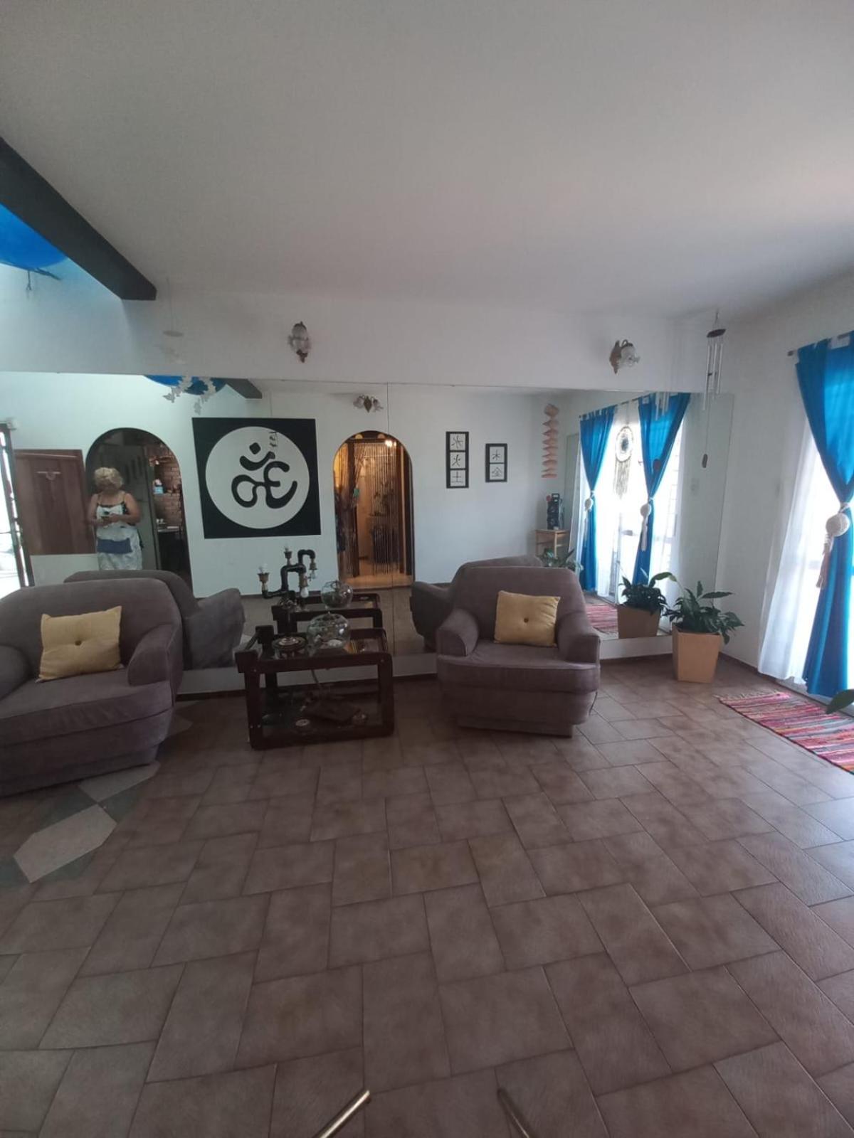 Departamento interno con dos camas individuales