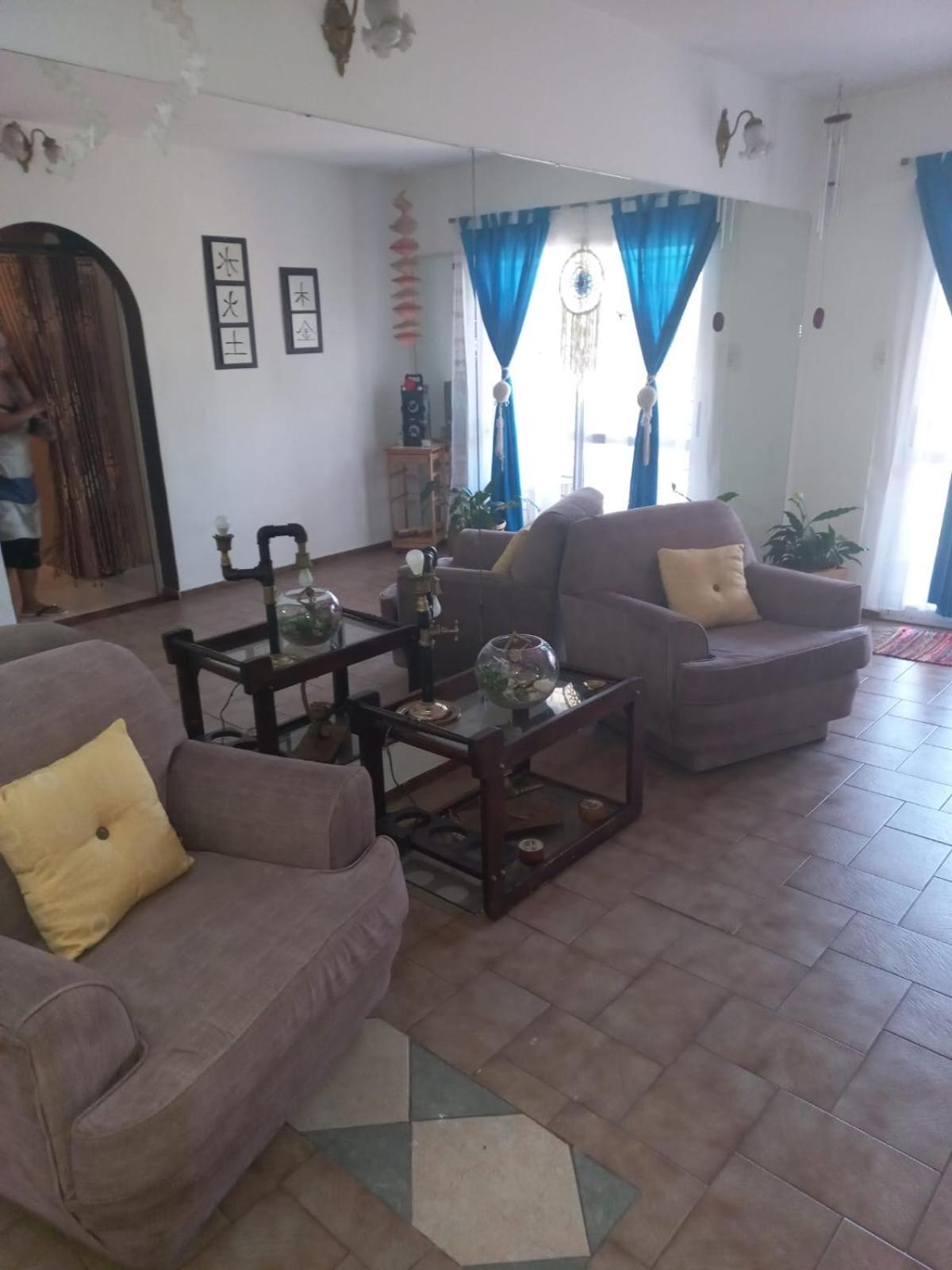 Departamento interno con dos camas individuales