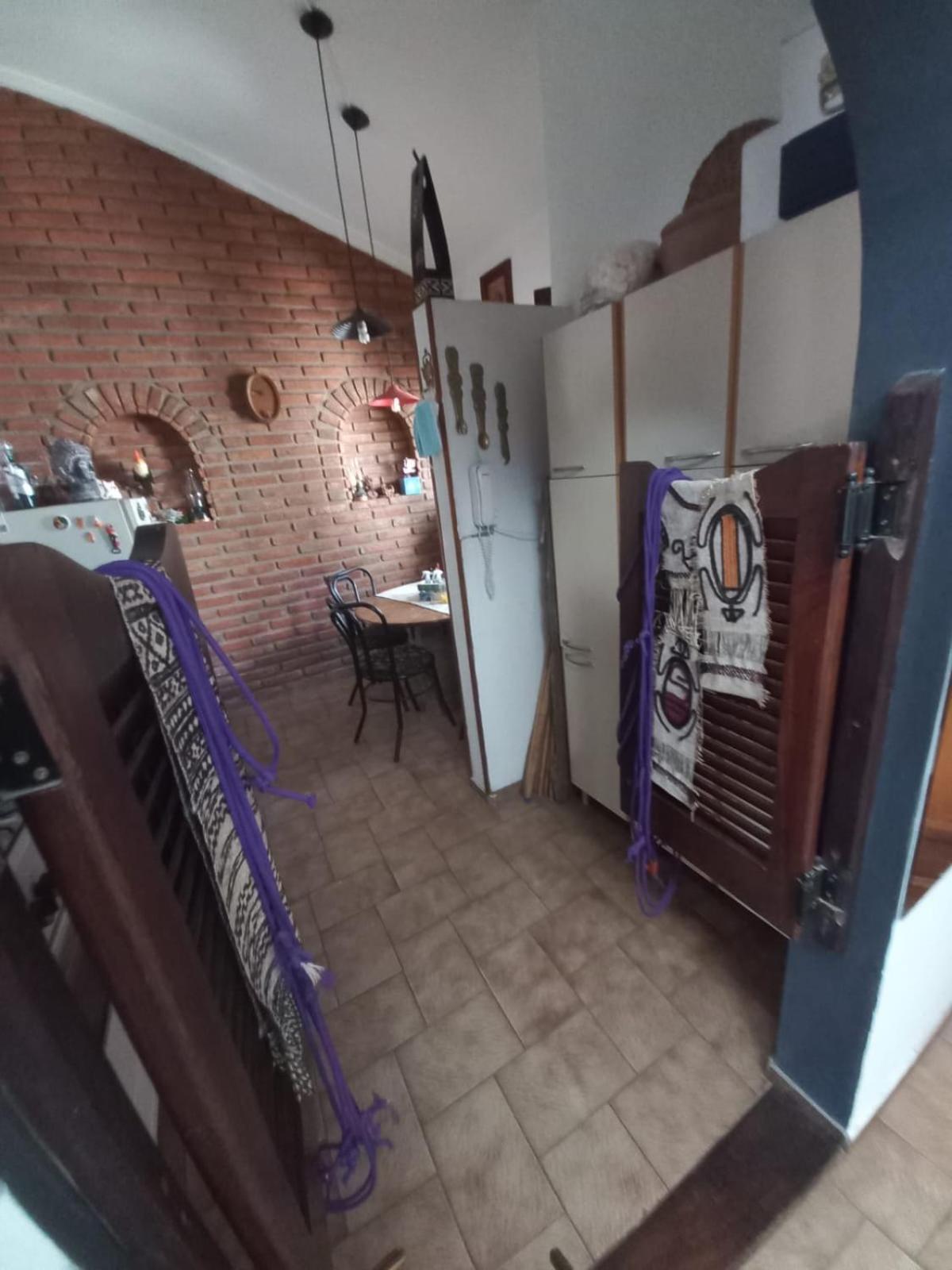 Departamento interno con dos camas individuales