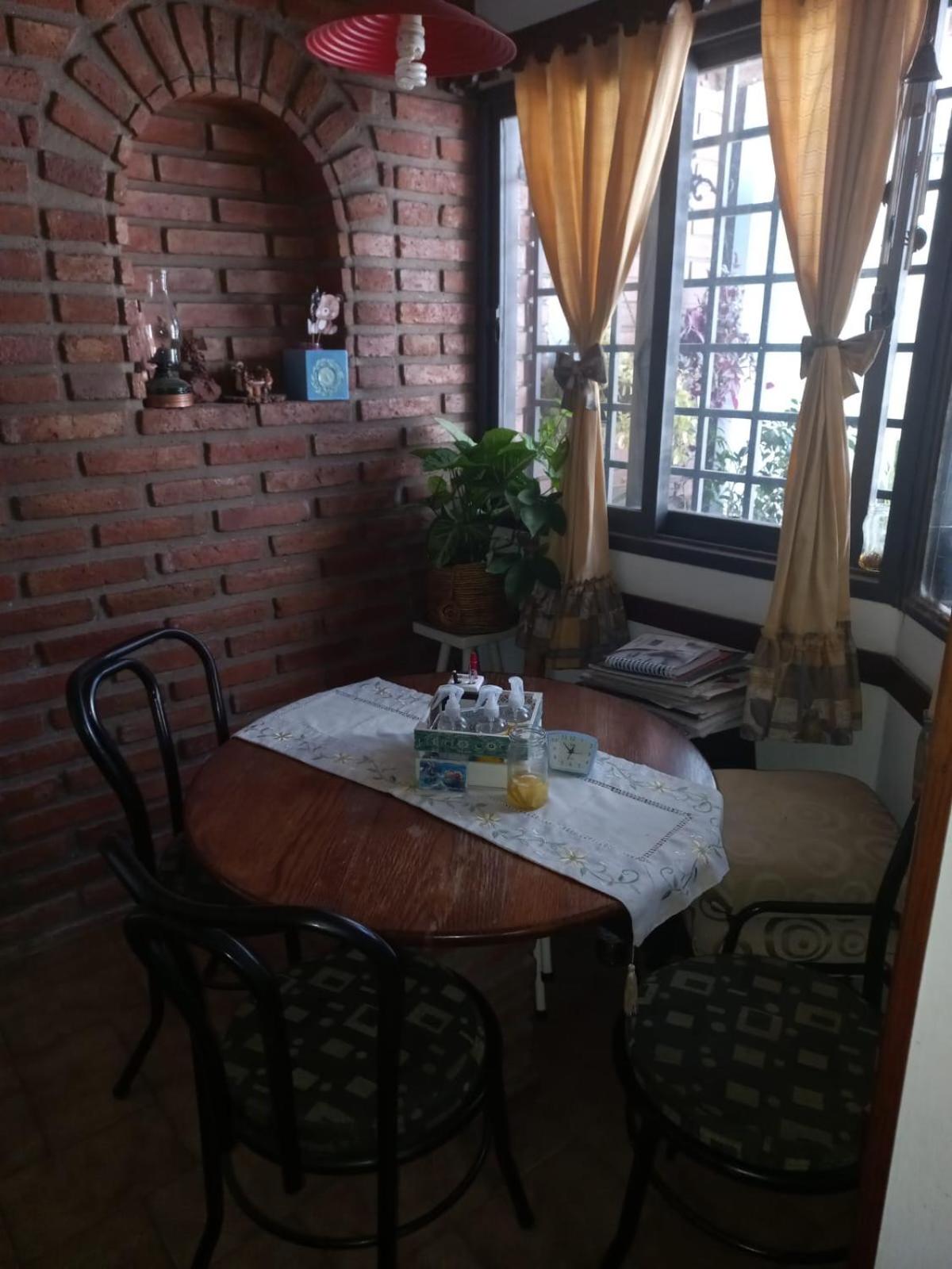 Departamento interno con dos camas individuales
