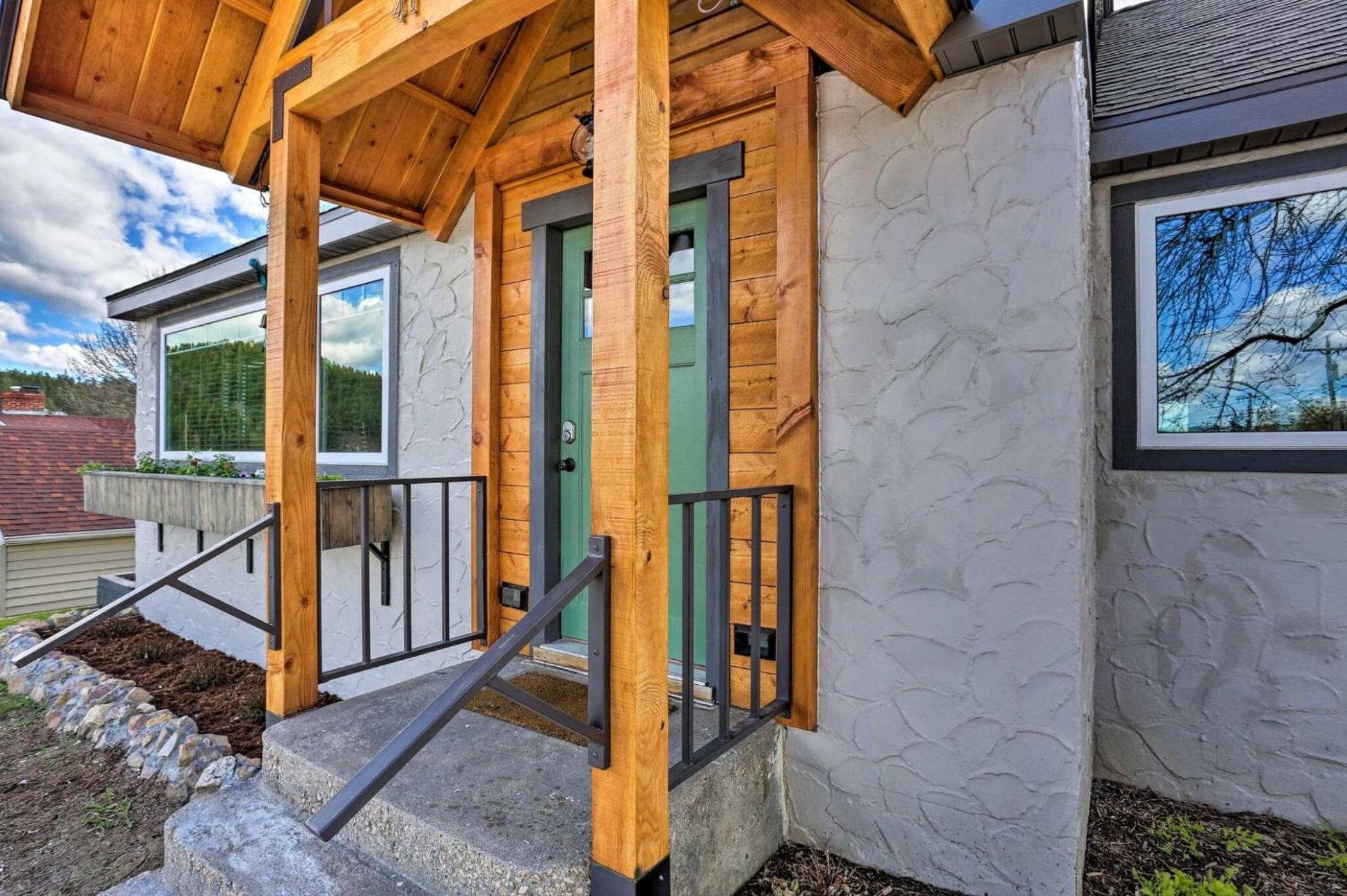 Cozy Custer Cottage w Deck: Walk to Shops Food