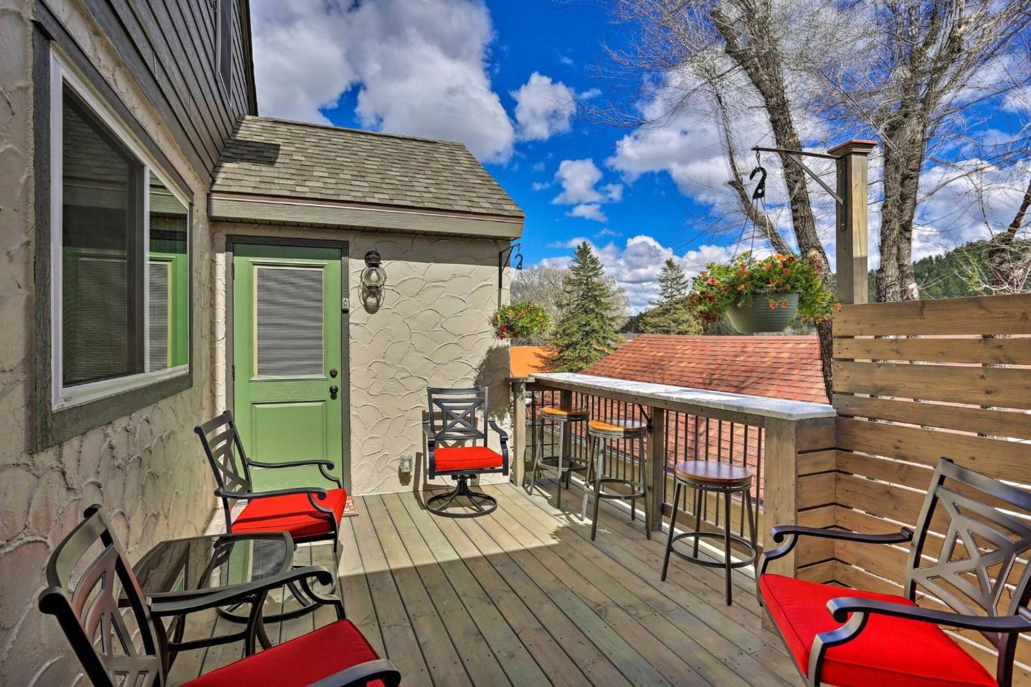 Cozy Custer Cottage w Deck: Walk to Shops Food