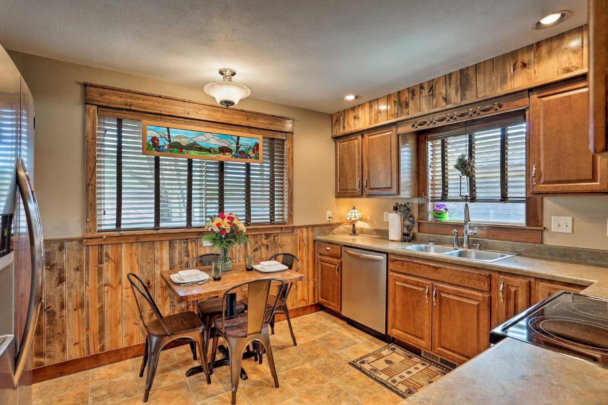 Cozy Custer Cottage w Deck: Walk to Shops Food