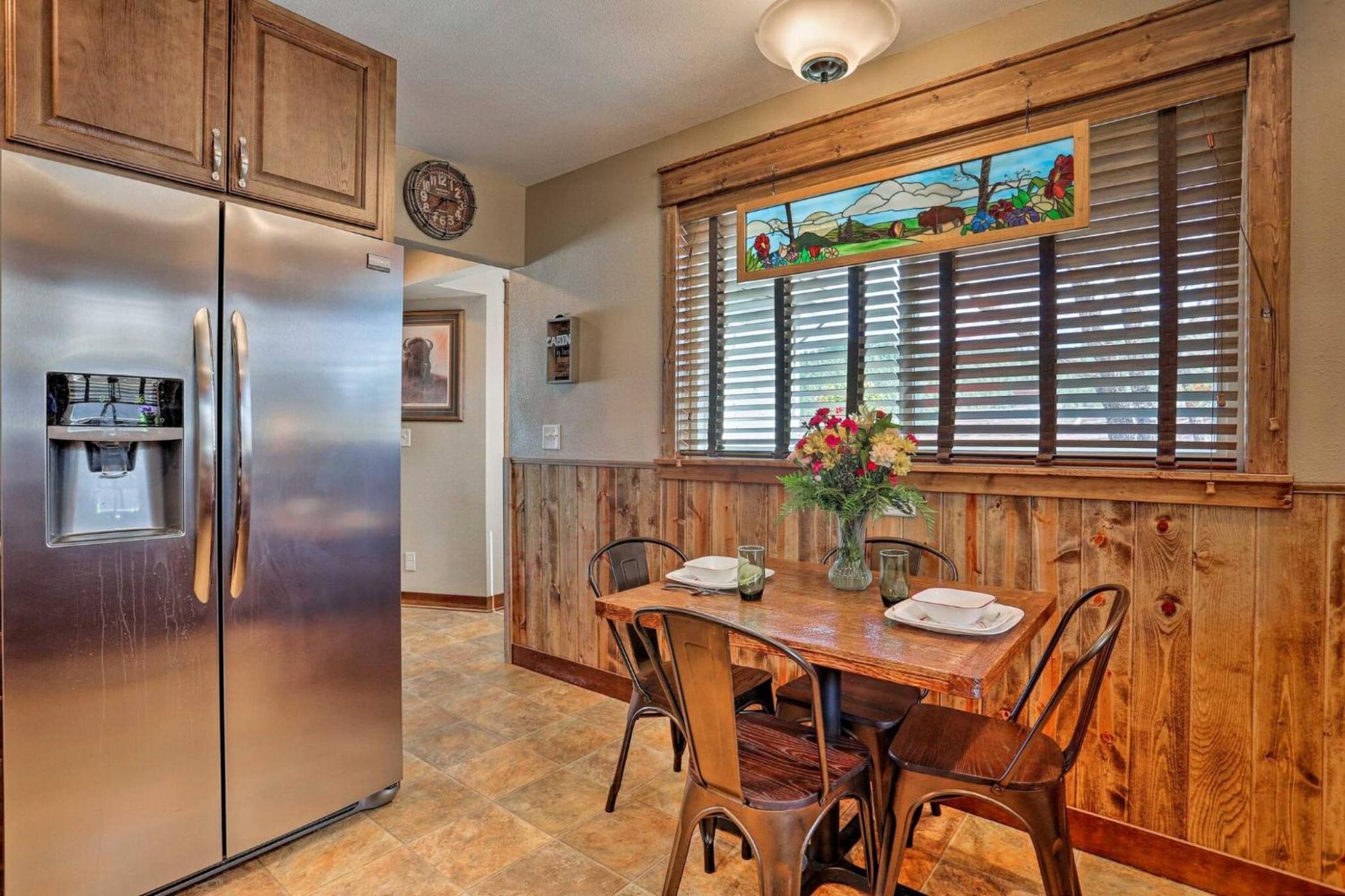 Cozy Custer Cottage w Deck: Walk to Shops Food