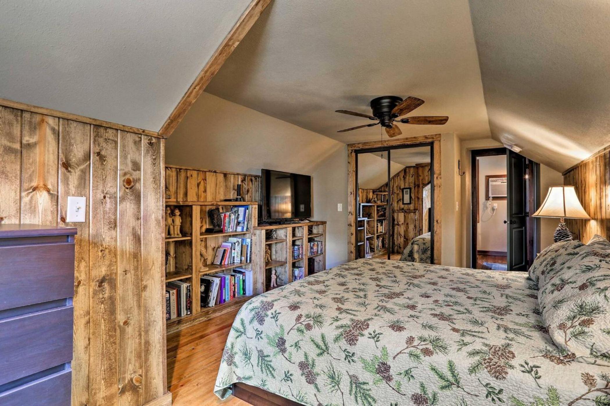 Cozy Custer Cottage w Deck: Walk to Shops Food