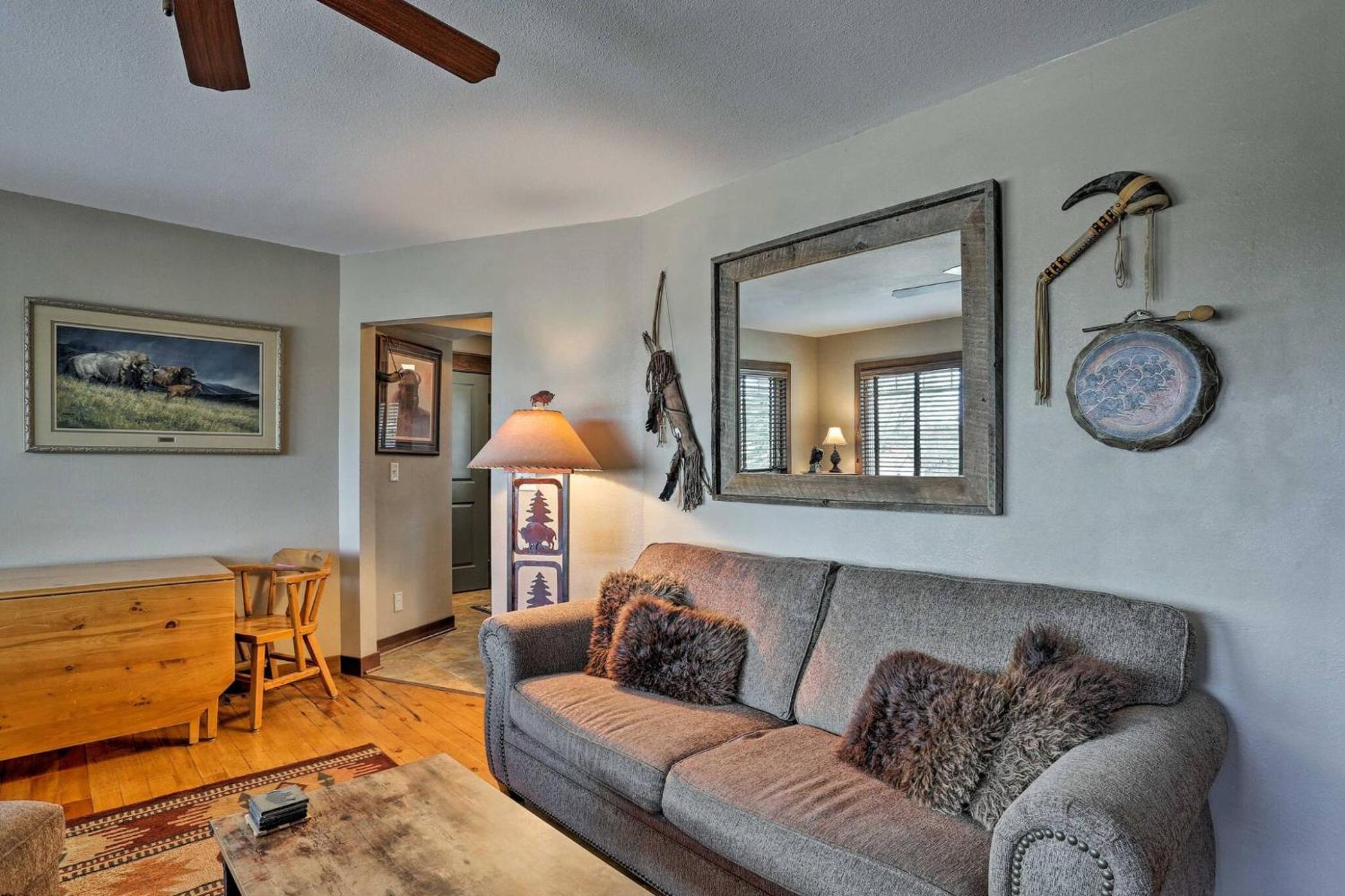 Cozy Custer Cottage w Deck: Walk to Shops Food