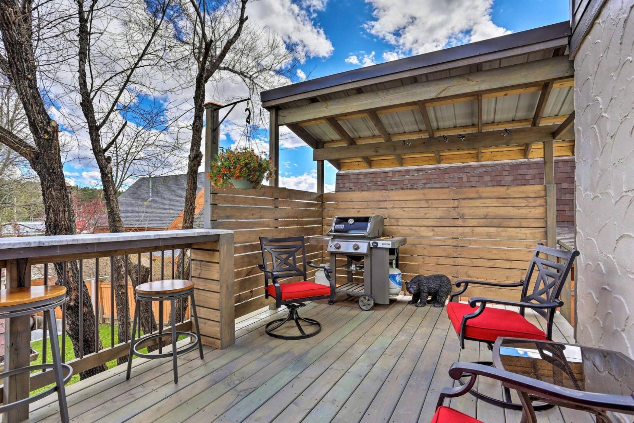 Cozy Custer Cottage w Deck: Walk to Shops Food