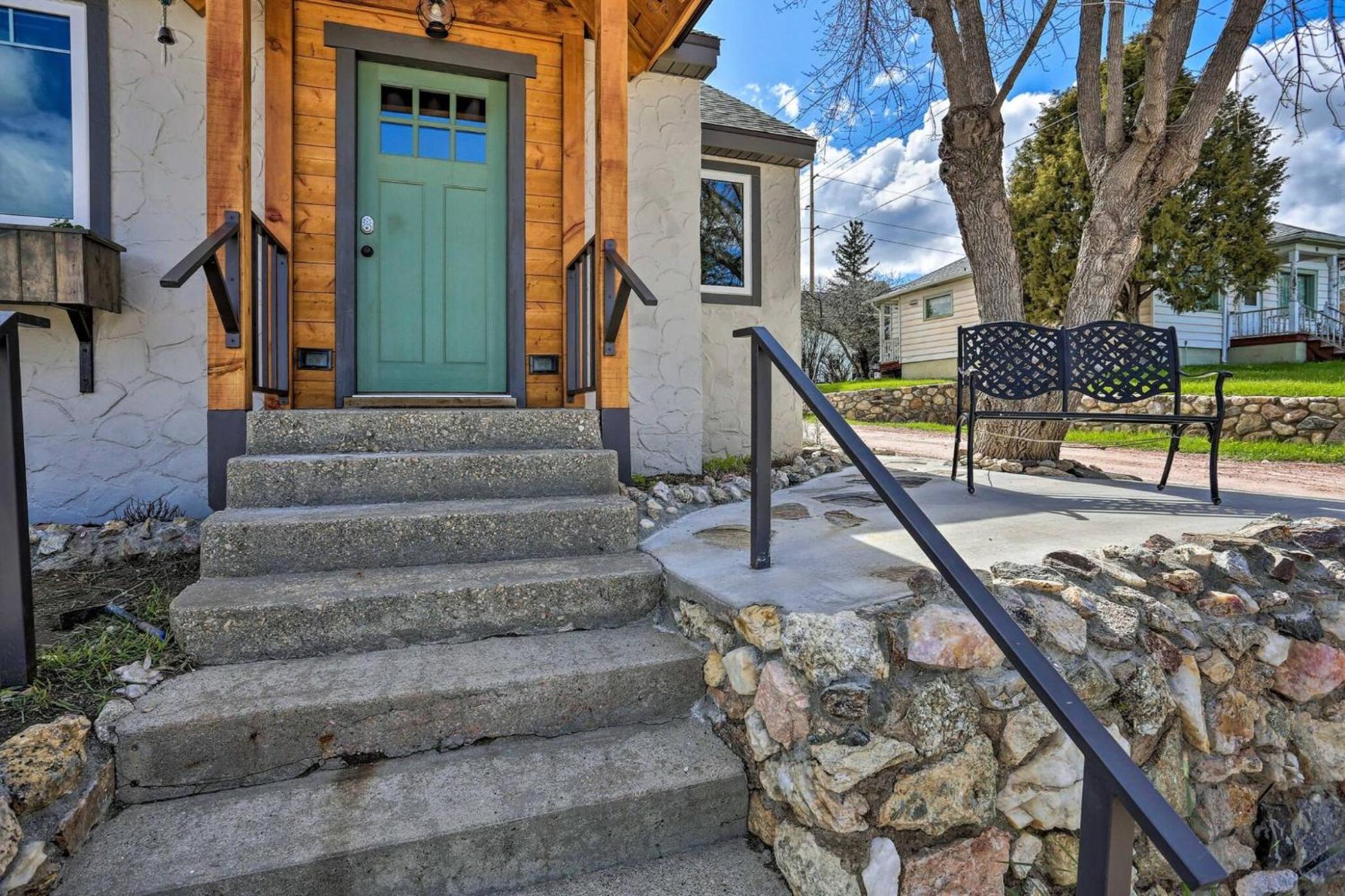 Cozy Custer Cottage w Deck: Walk to Shops Food