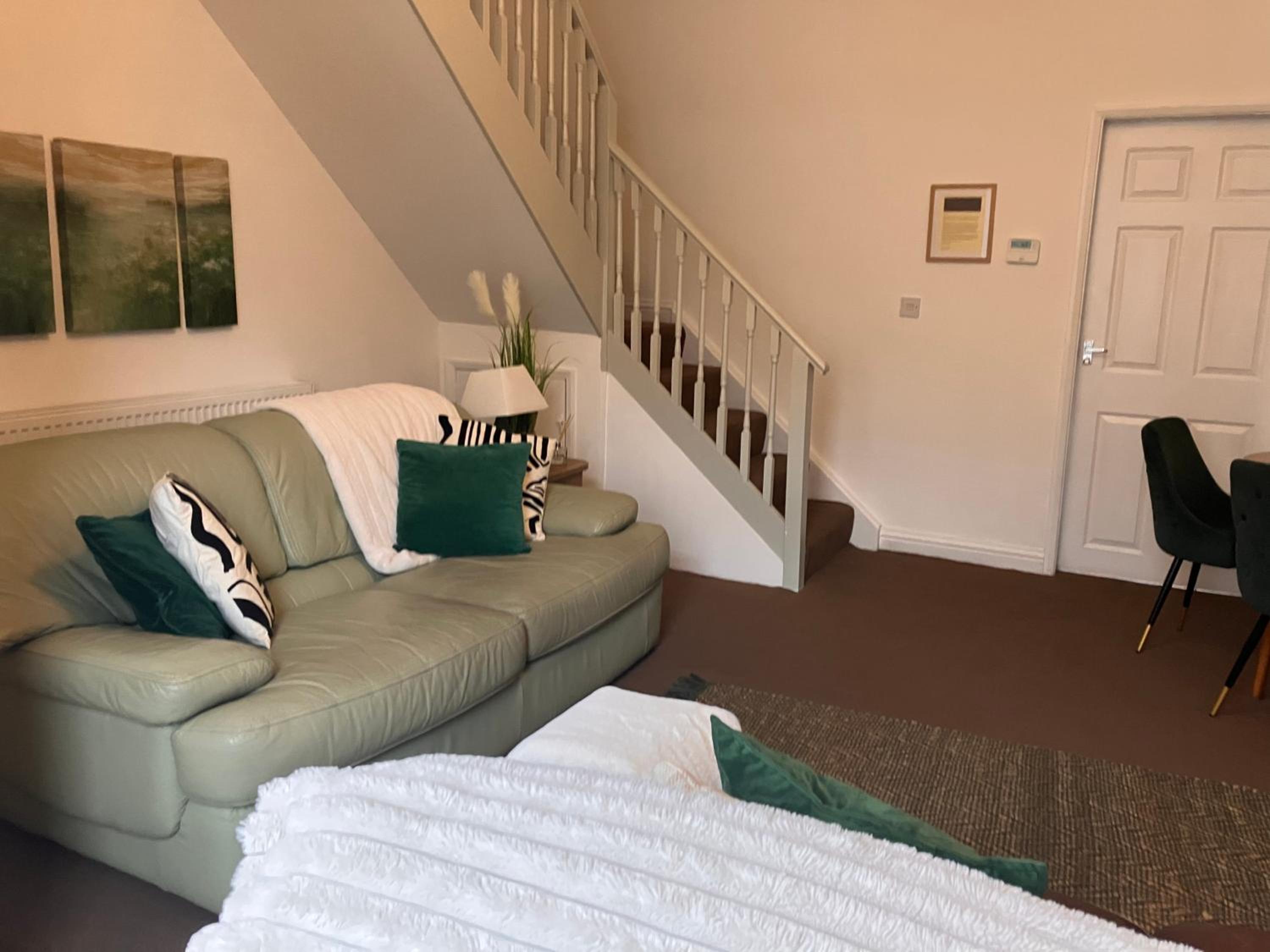 Stadium Cottage - Close to Centre, Stadium, Nissan and CrownWorks Studios view 4